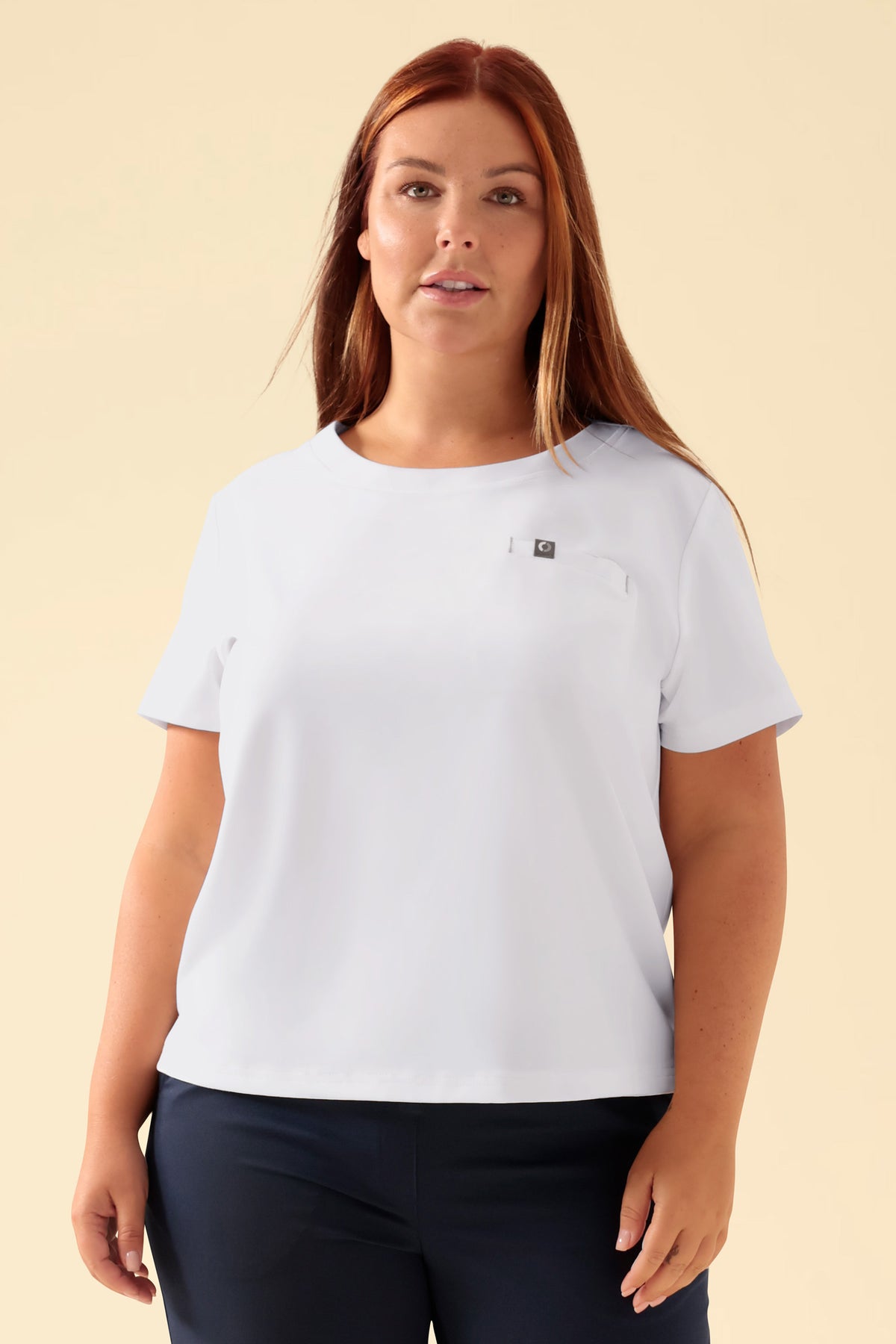 KAERE Shirt Damen - Rundhalsausschnitt weiss, Vue de face Le mannequin mesure 173 cm et porte la taille XL