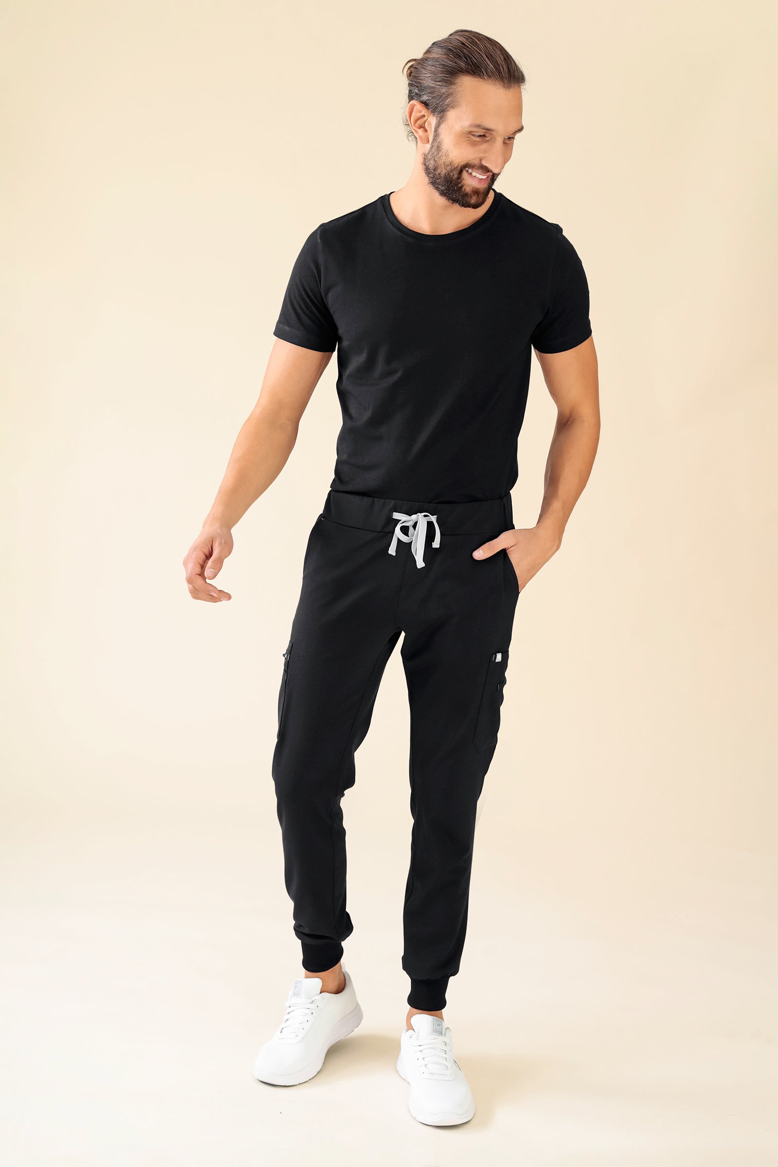 KAERE Hose Herren - Saumbündchen mit Beintaschen schwarz, Vorderansicht 