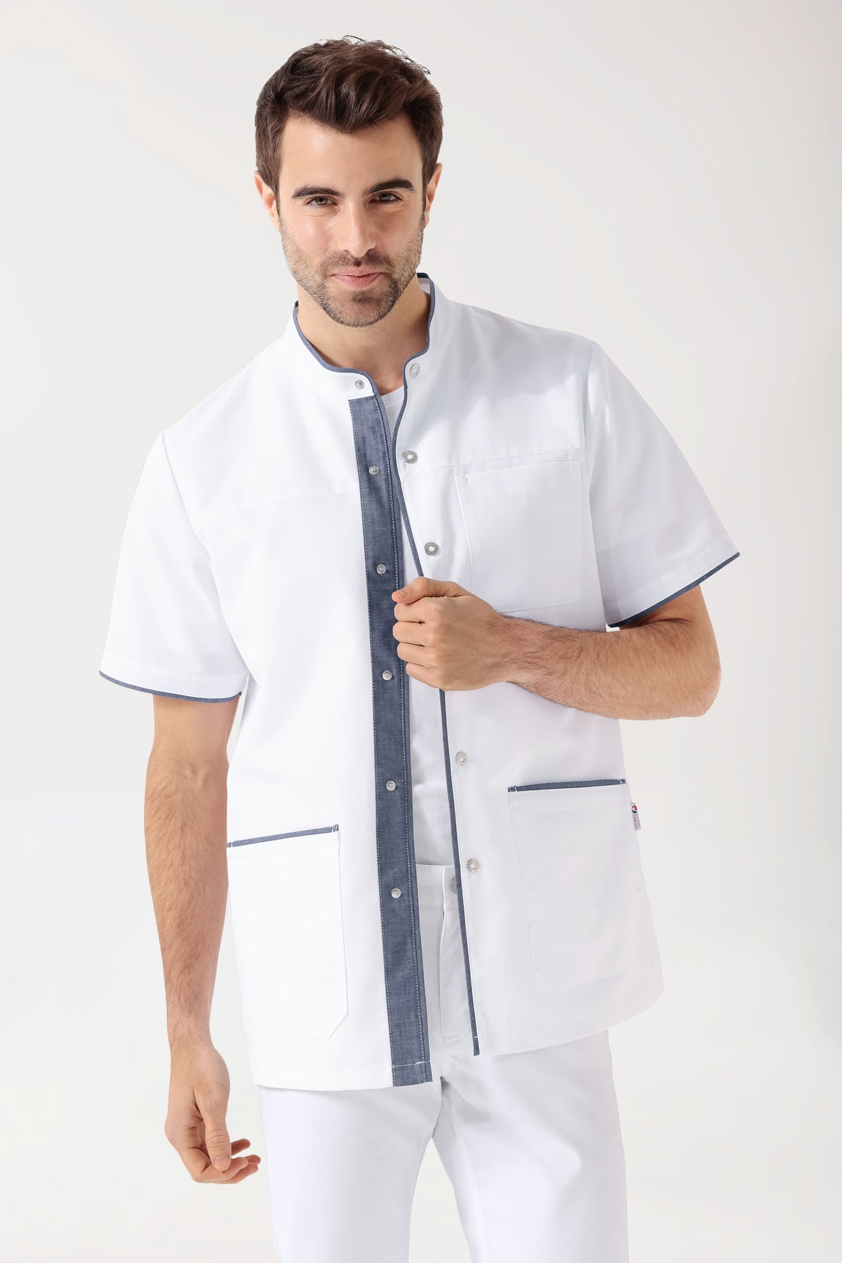 Beauty Kasack Herren - durchgeknöpft weiss/jeansblau, Vorderansicht 