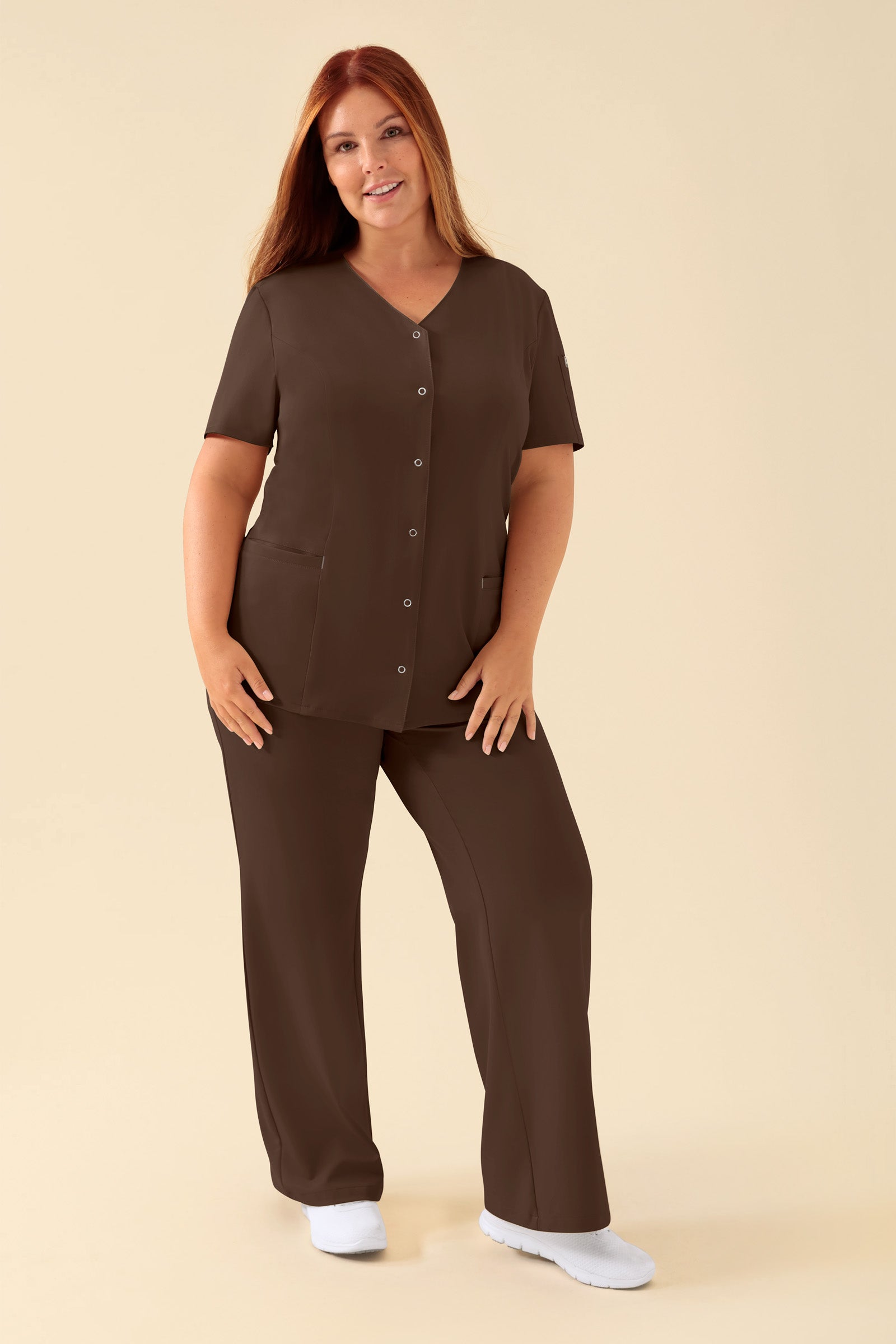 KAERE Kasack Damen - durchgeknöpft coffee, Vorderansicht Das Model ist 173 cm gross und trägt Grösse XL