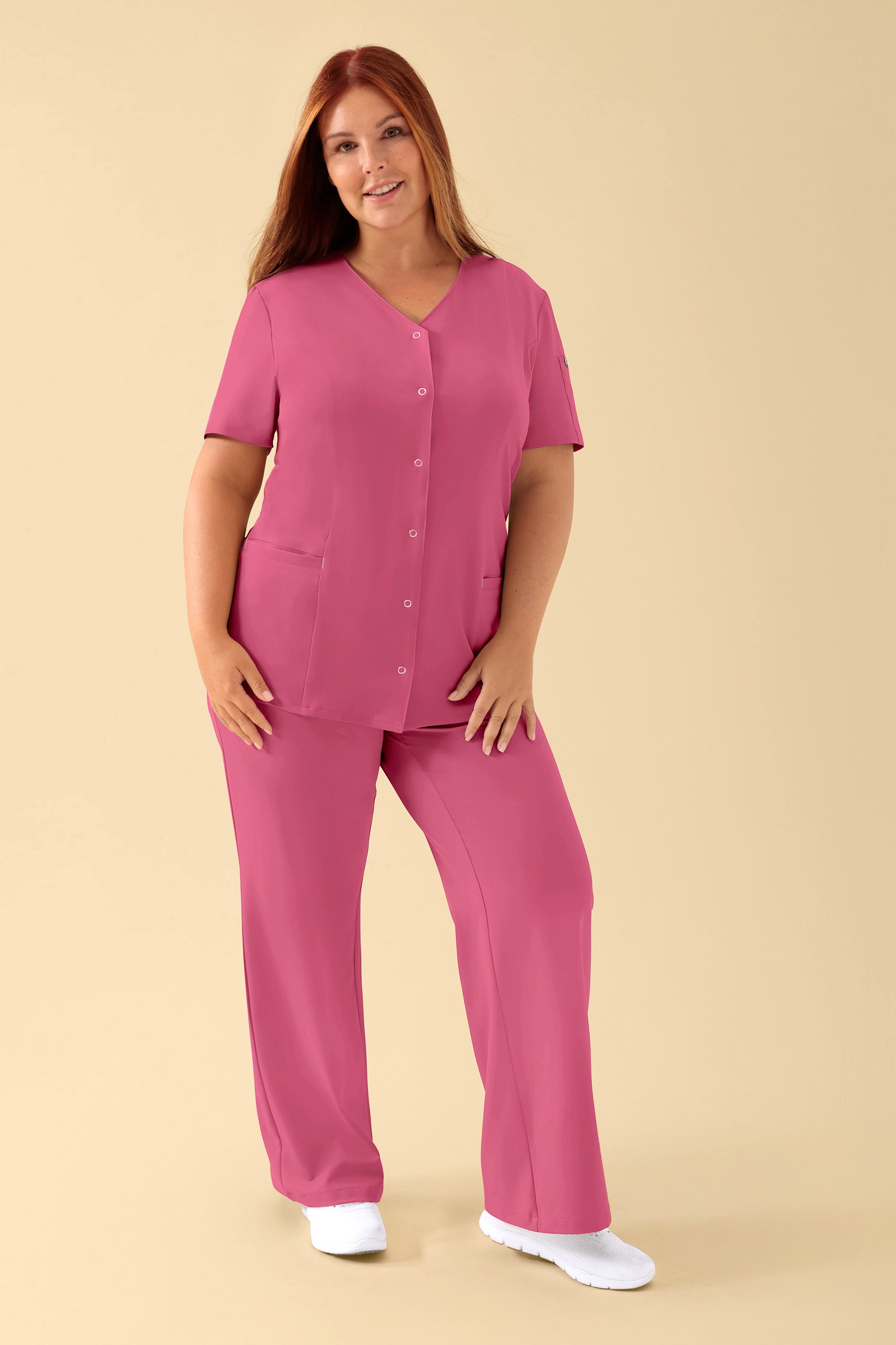 KAERE Kasack Damen - durchgeknöpft rosenholz, Vorderansicht Das Model ist 173 cm gross und trägt Grösse XL