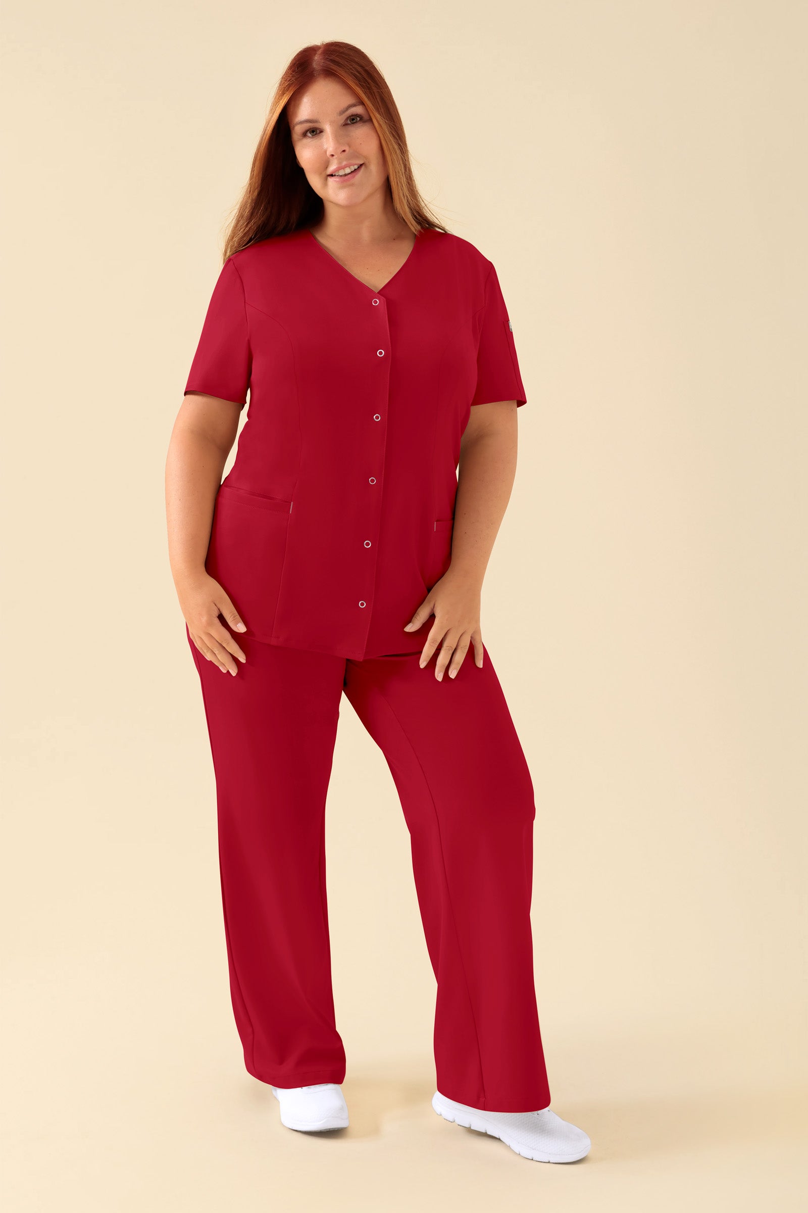 KAERE Kasack Damen - durchgeknöpft rot, Vorderansicht Das Model ist 173 cm gross und trägt Grösse XL