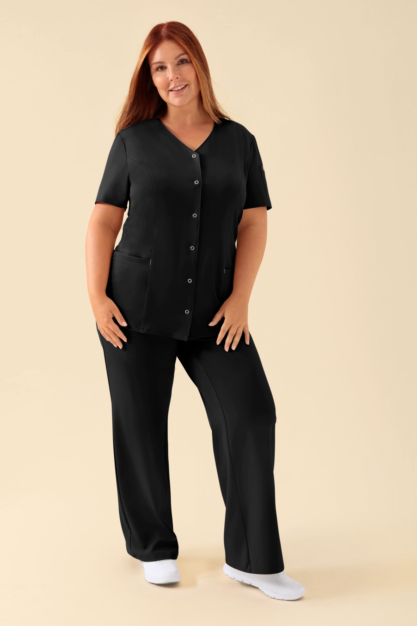 KAERE Kasack Damen - durchgeknöpft schwarz, Vorderansicht Das Model ist 173 cm gross und trägt Grösse XL