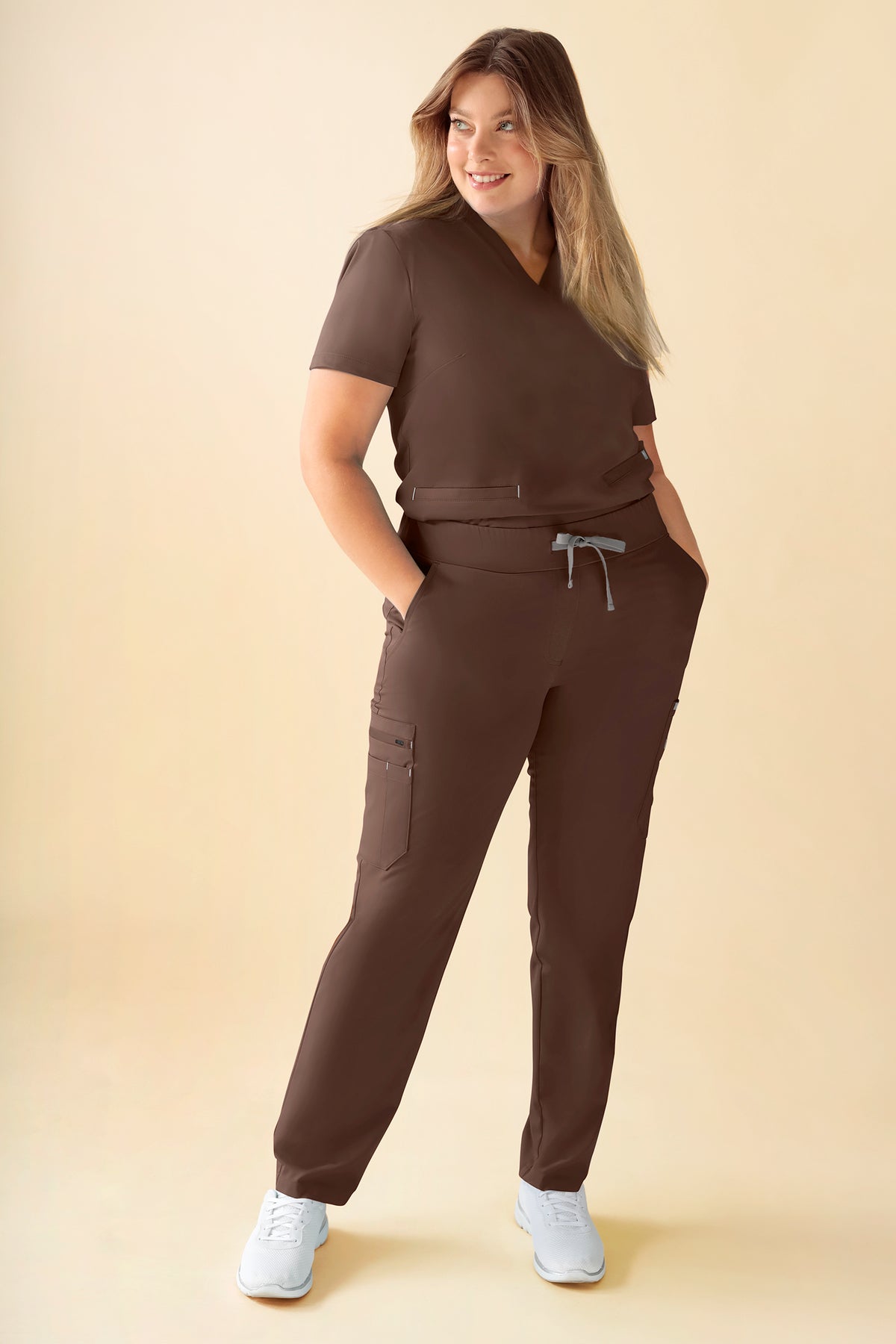KAERE Hose Damen - gerader Saum mit Beintaschen coffee, Vorderansicht Das Model ist 174 cm gross und trägt Grösse XL