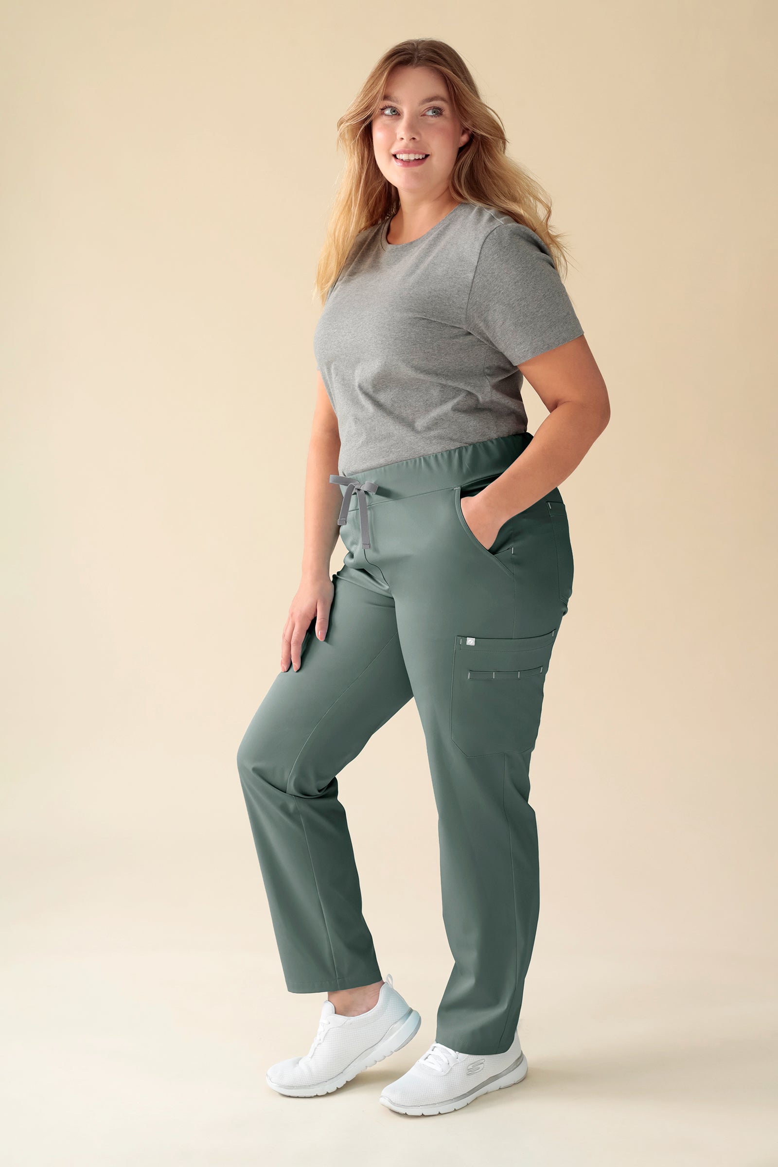 KAERE Hose Damen - gerader Saum mit Beintaschen dunkelgrün, Vorderansicht Das Model ist 174 cm gross und trägt Grösse XL