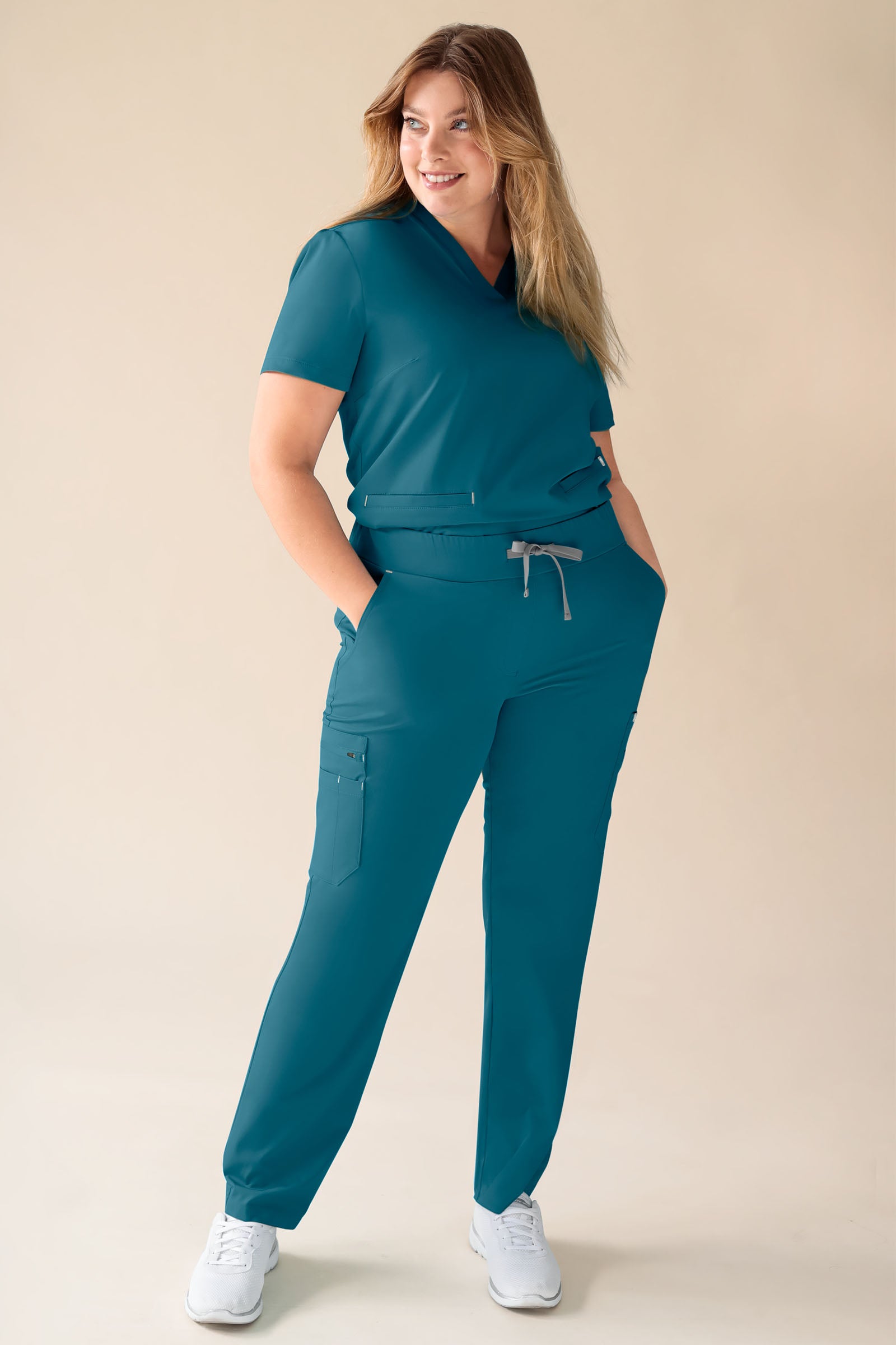 KAERE Hose Damen - gerader Saum mit Beintaschen petrol, Vorderansicht Das Model ist 174 cm gross und trägt Grösse XL