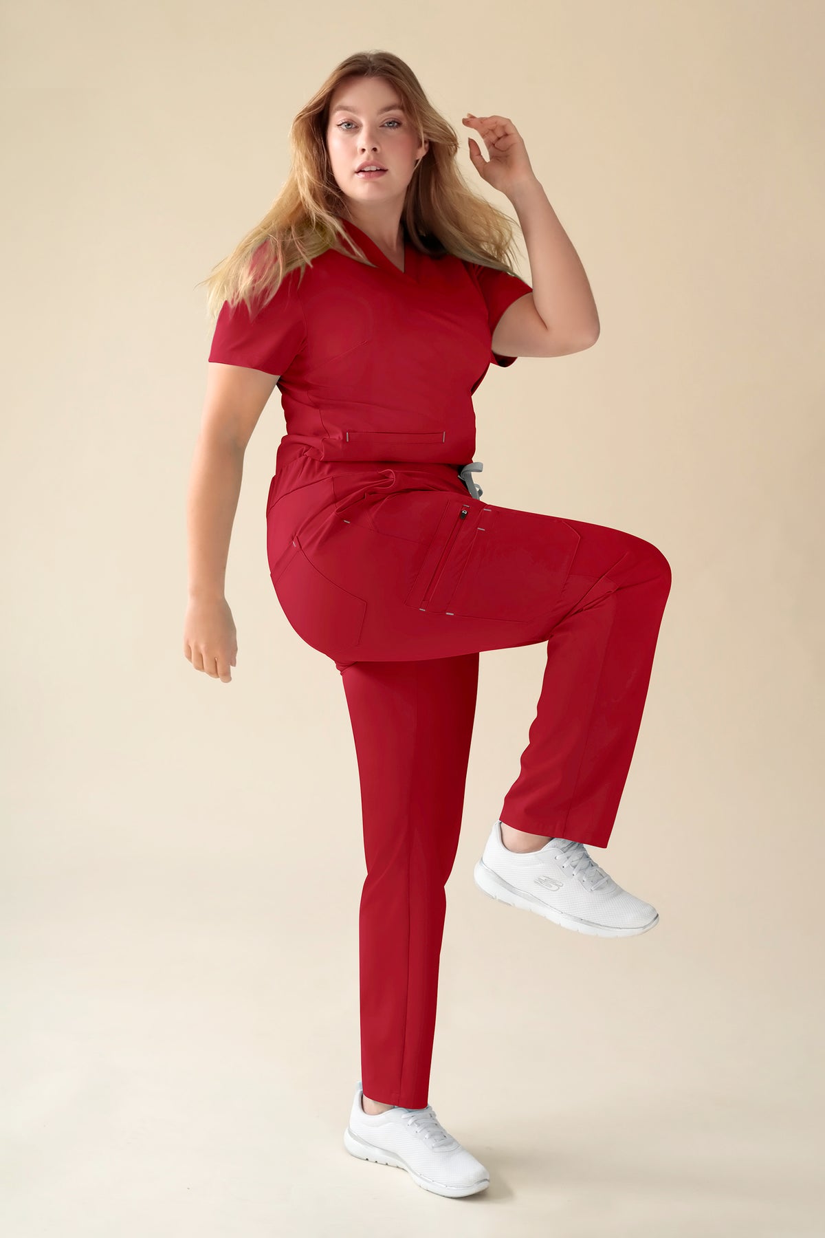KAERE Hose Damen - gerader Saum mit Beintaschen rot, Vorderansicht Das Model ist 174 cm gross und trägt Grösse XL