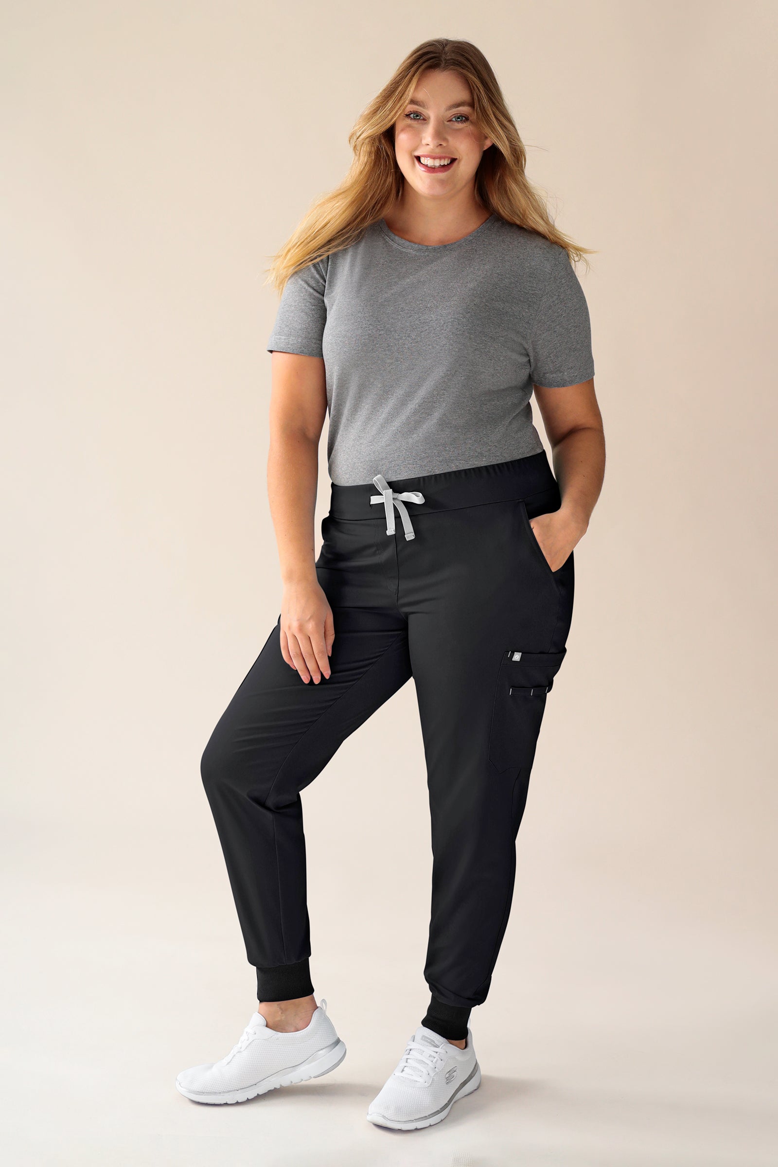 KAERE Hose Damen - Saumbündchen mit Beintaschen schwarz, Vorderansicht Das Model ist 174 cm gross und trägt Grösse XL