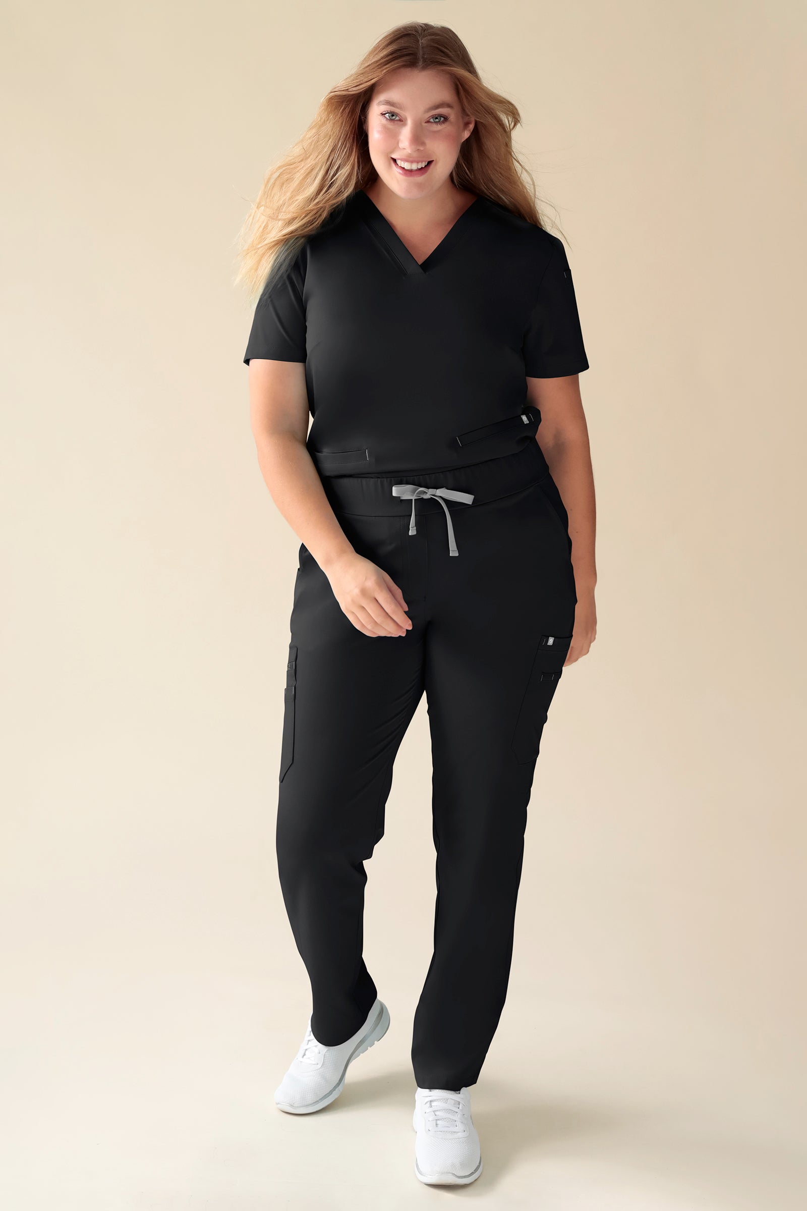 KAERE Hose Damen - gerader Saum mit Beintaschen schwarz, Vorderansicht Das Model ist 174 cm gross und trägt Grösse XL