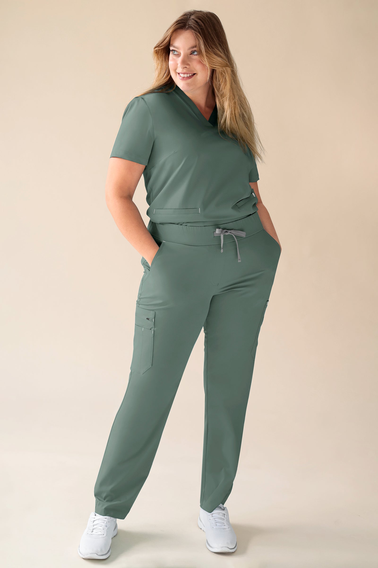 KAERE Schlupfkasack Damen - V-Ausschnitt dunkelgrün, Vorderansicht Das Model ist 174 cm gross und trägt Grösse XL