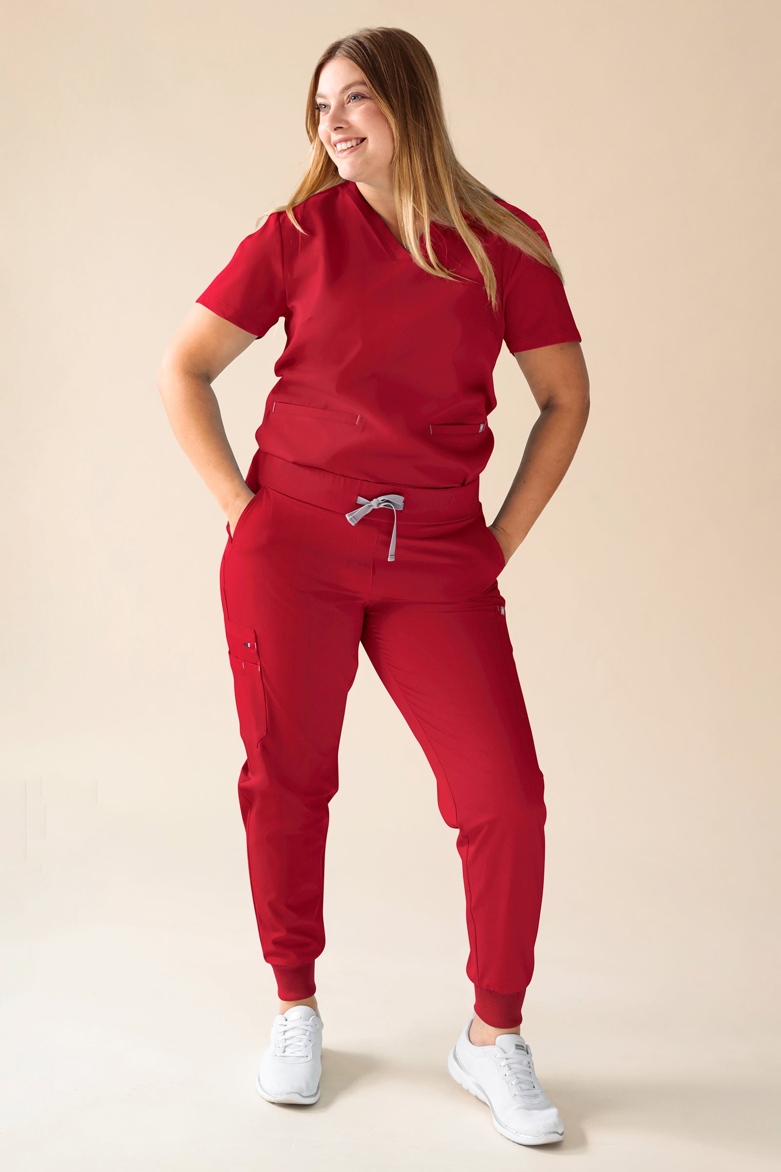 KAERE Schlupfkasack Damen - V-Ausschnitt rot, Vorderansicht Das Model ist 174 cm gross und trägt Grösse XL