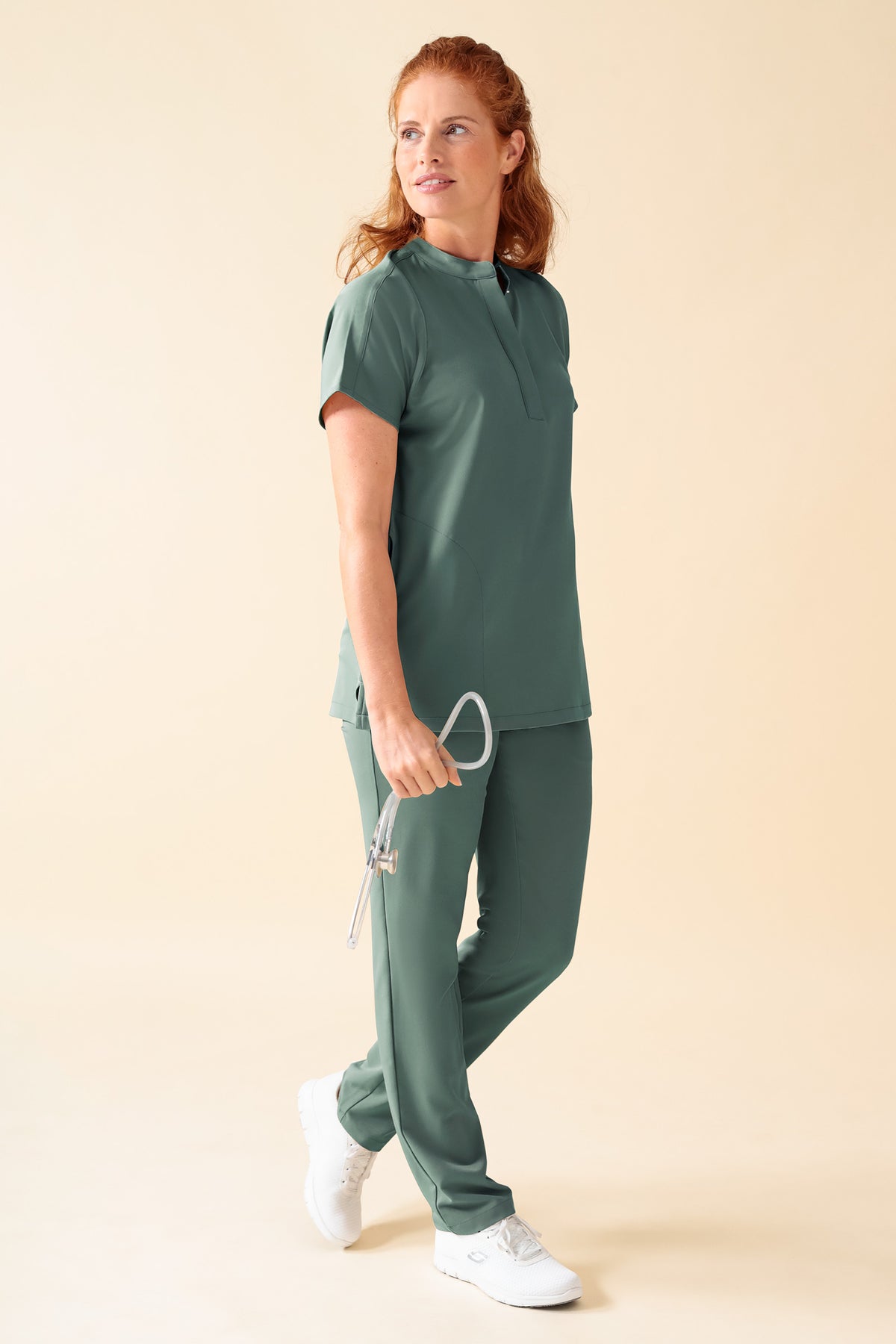 KAERE Hose Damen - gerader Saum ohne Beintaschen dunkelgrün, Vorderansicht Das Model ist 175 cm gross und trägt Grösse S
