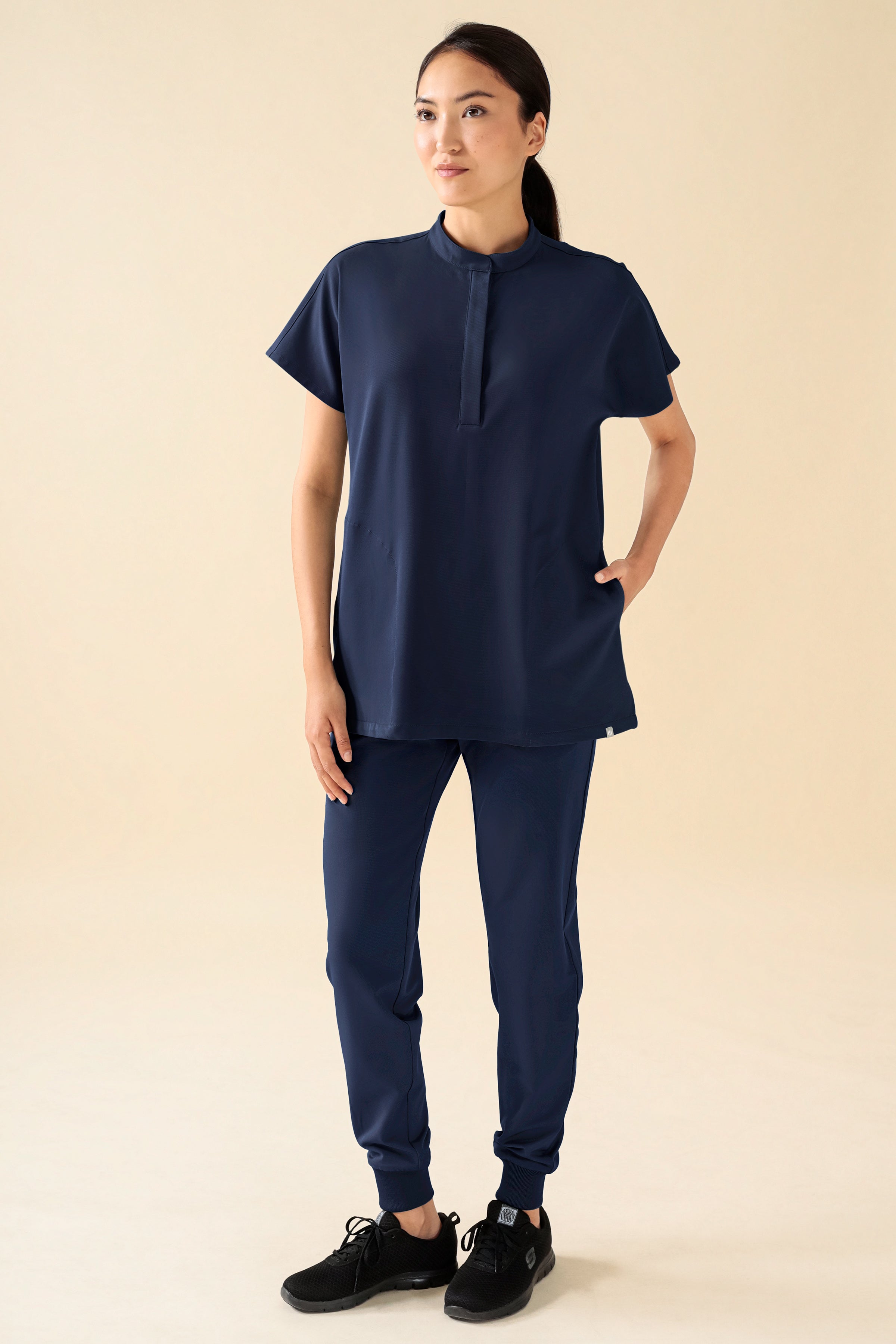 KAERE Hose Damen - Saumbündchen ohne Beintaschen navy, Vorderansicht Das Model ist 175 cm gross und trägt Grösse S