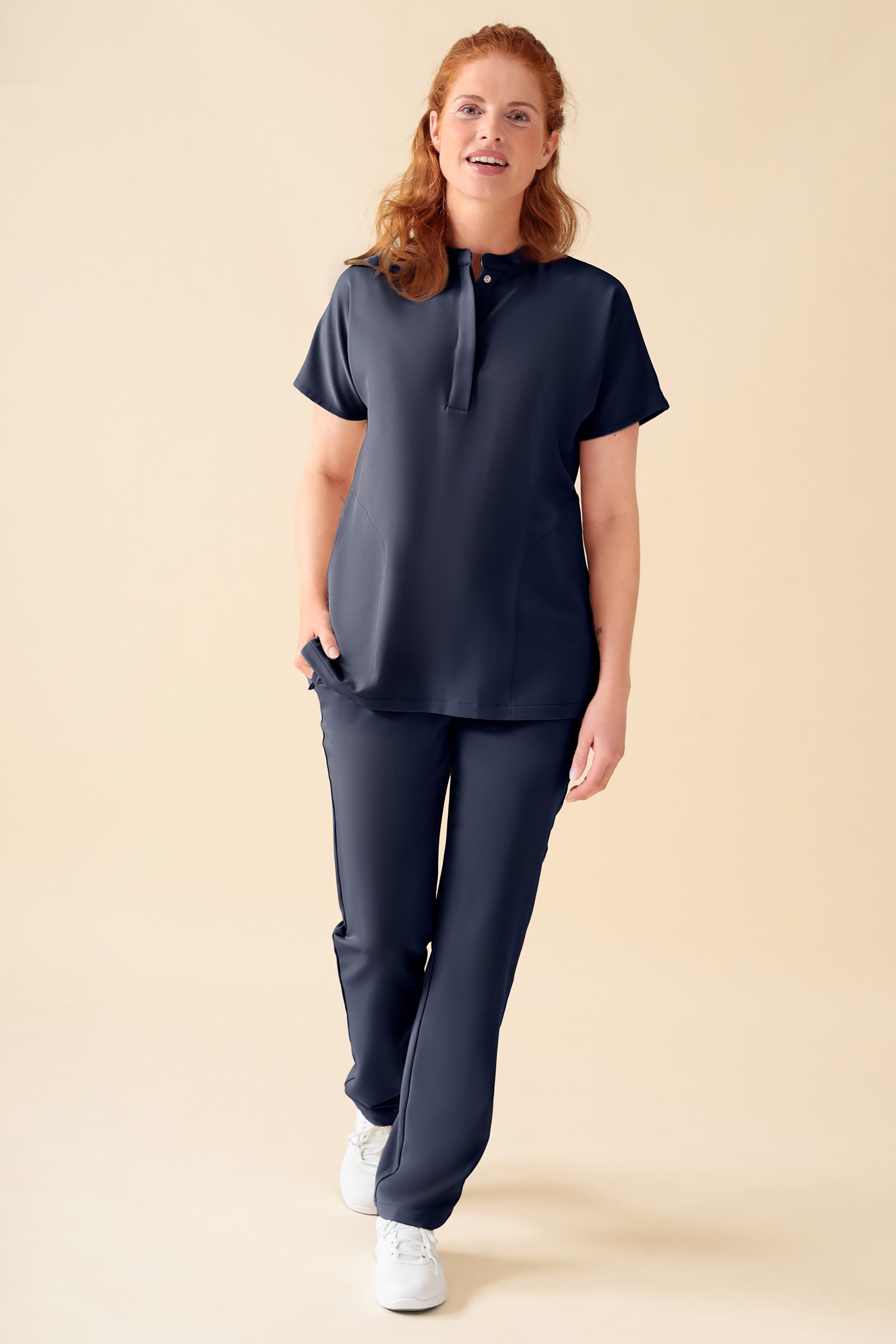 KAERE Hose Damen - gerader Saum ohne Beintaschen navy, Vorderansicht Das Model ist 175 cm gross und trägt Grösse S