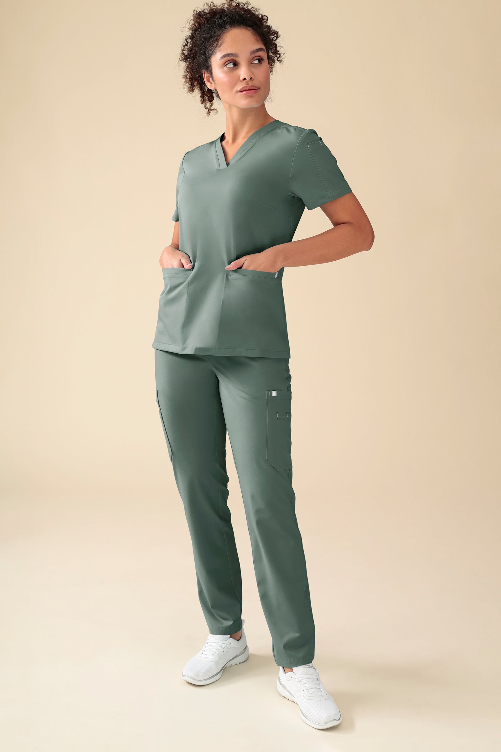 KAERE Hose Damen - gerader Saum mit Beintaschen dunkelgrün, Vorderansicht Das Model ist 176 cm gross und trägt Grösse S