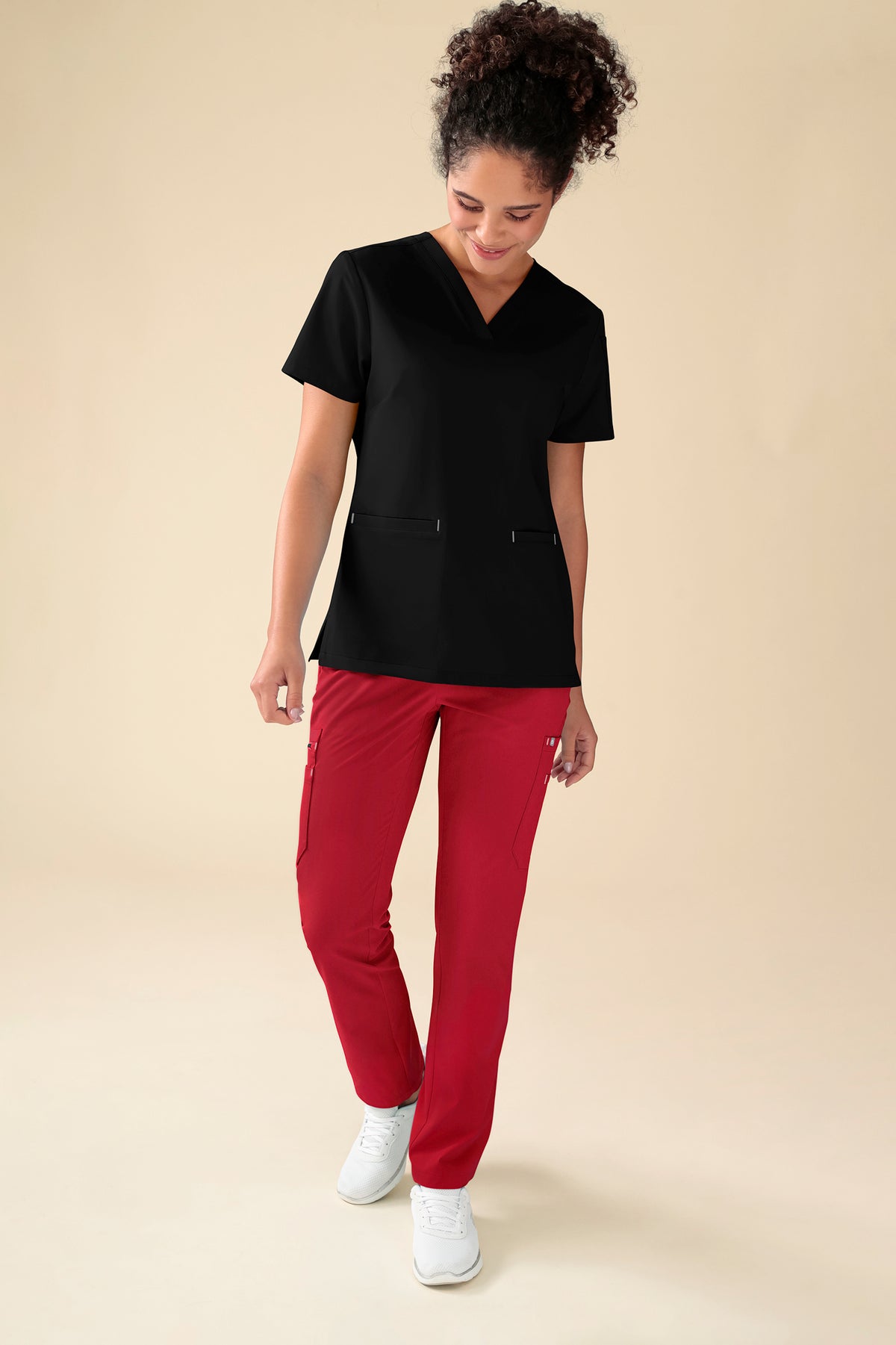 KAERE Hose Damen - gerader Saum mit Beintaschen rot, Vorderansicht Das Model ist 176 cm gross und trägt Grösse S