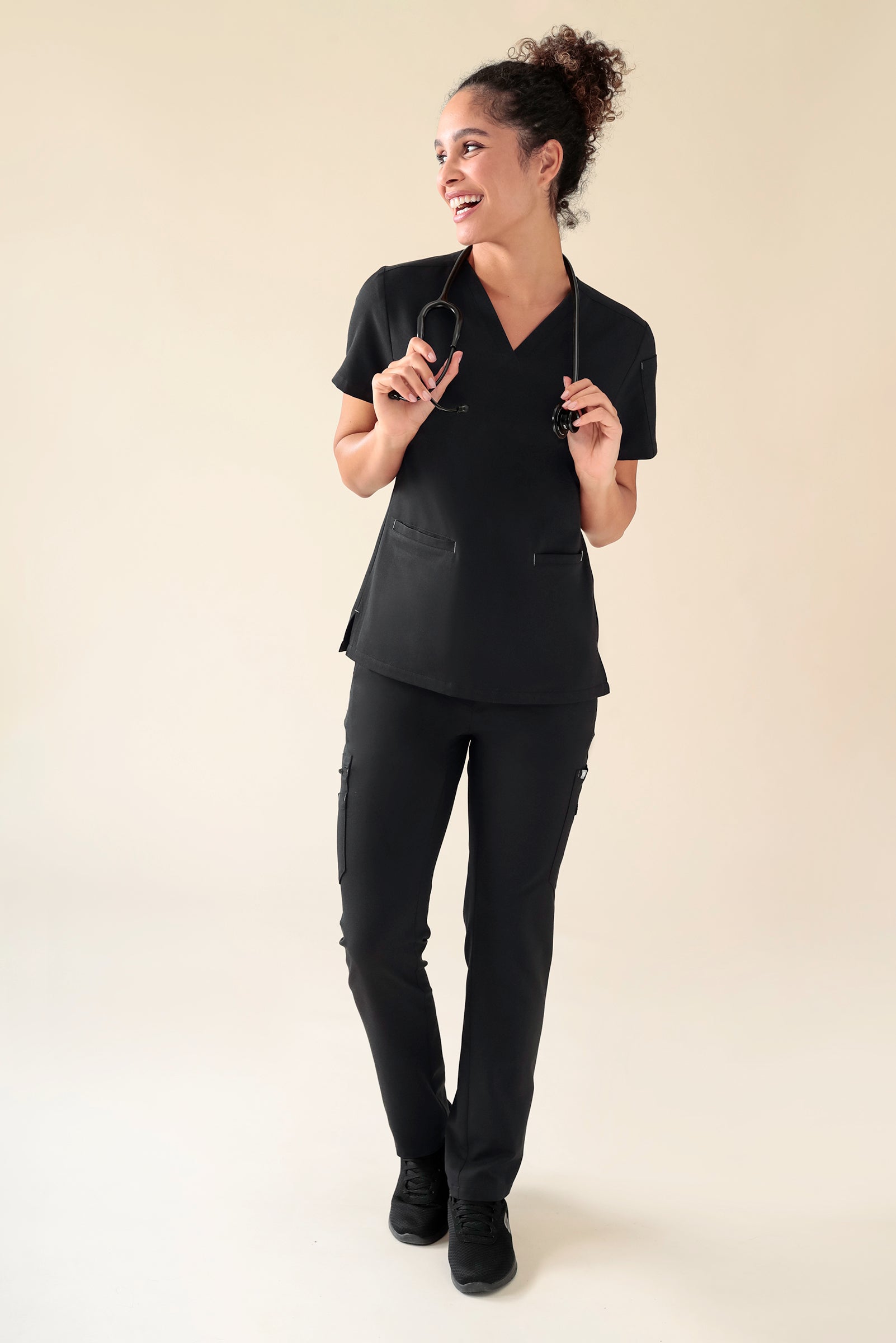 KAERE Hose Damen - gerader Saum mit Beintaschen schwarz, Vorderansicht Das Model ist 176 cm gross und trägt Grösse S