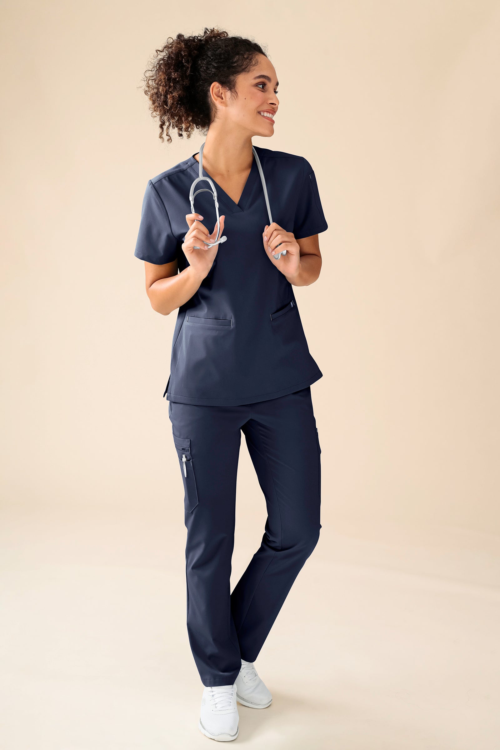 KAERE Schlupfkasack Damen - V-Ausschnitt navy, Vorderansicht Das Model ist 176 cm gross und trägt Grösse S