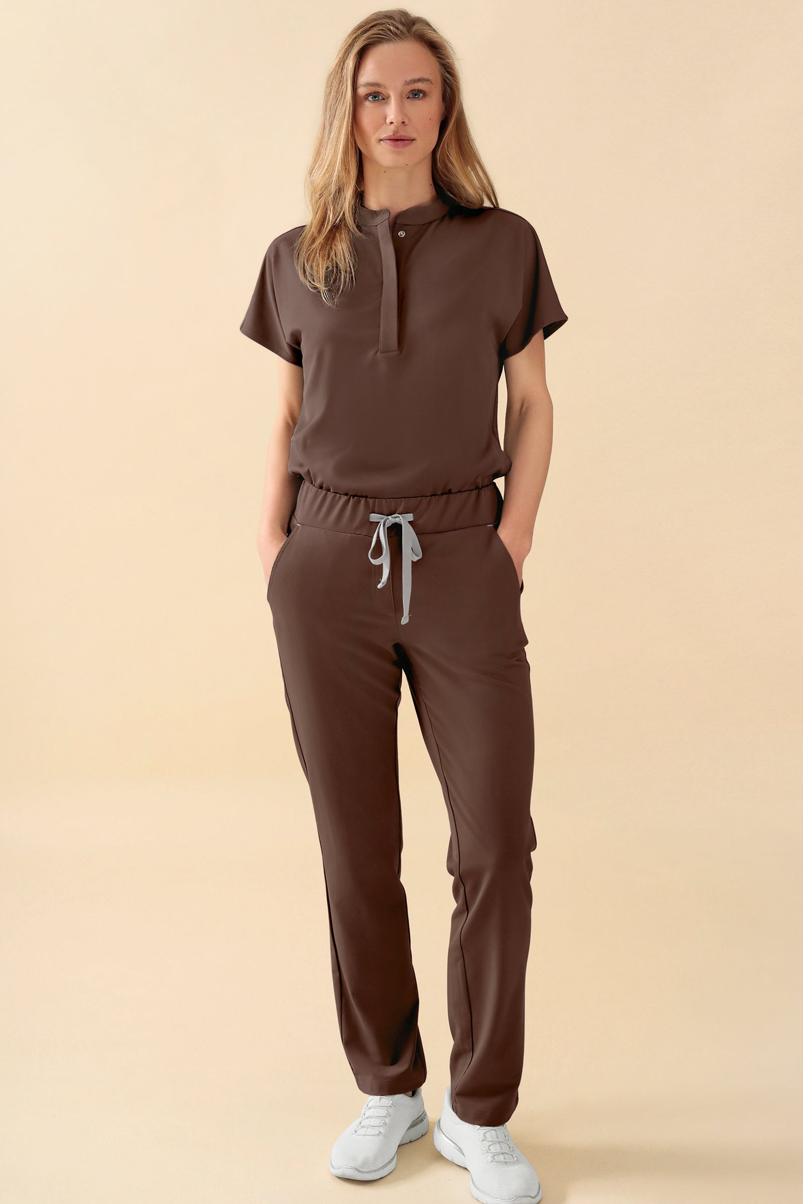 KAERE Hose Damen - gerader Saum ohne Beintaschen coffee, Vorderansicht Das Model ist 177 cm gross und trägt Grösse S