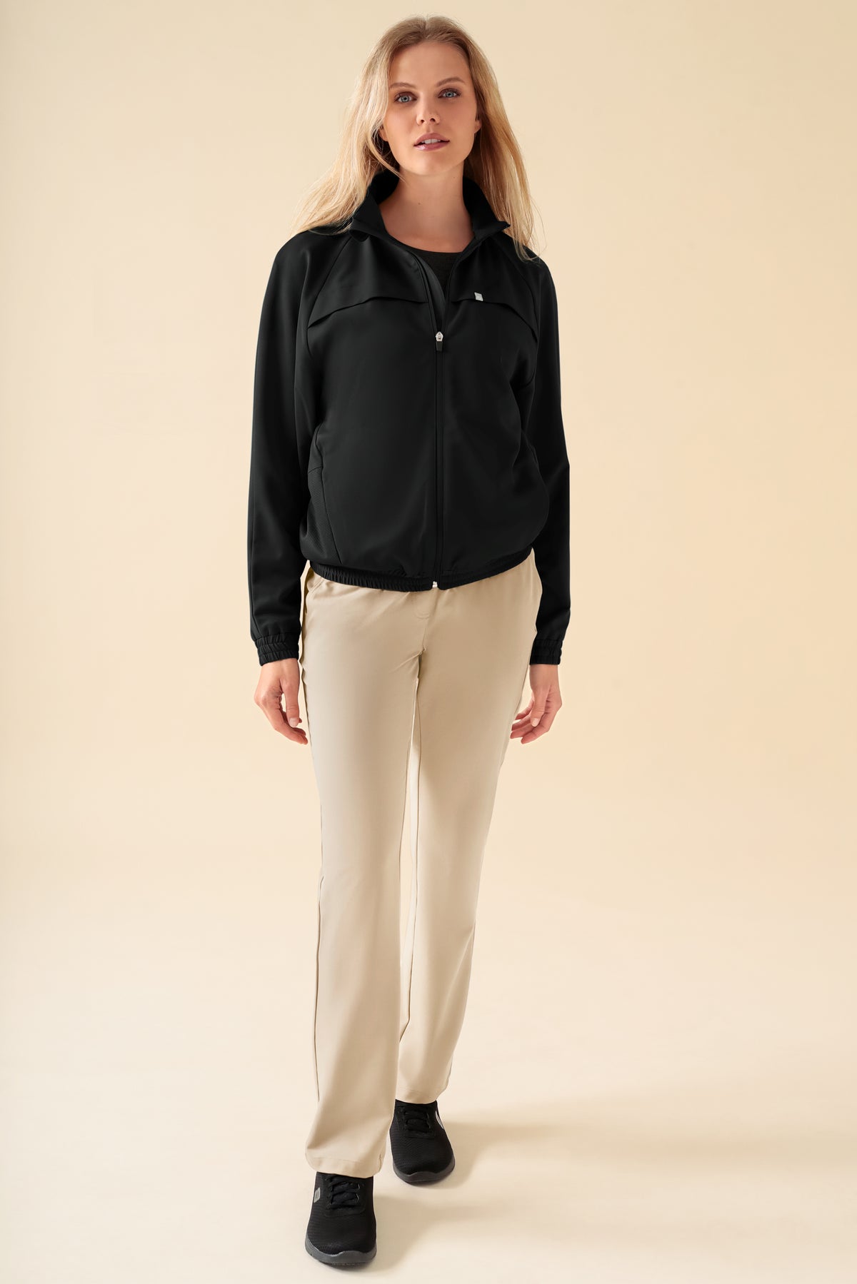 KAERE Hose Damen - gerader Saum ohne Beintaschen sand, Vorderansicht Das Model ist 178 cm gross und trägt Grösse S