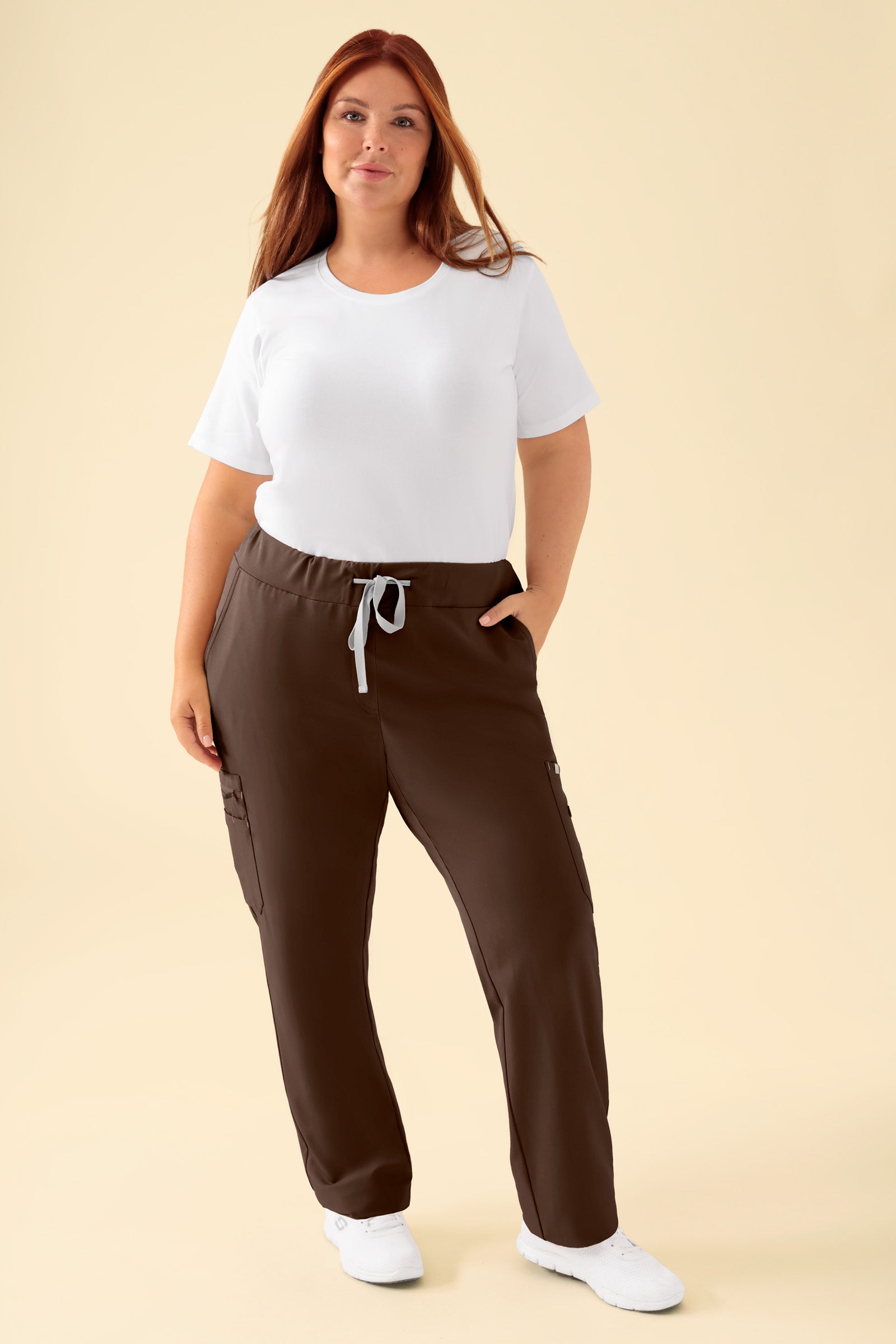 KAERE Hose Damen - gerader Saum mit Beintaschen coffee, Vorderansicht Das Model ist 173 cm gross und trägt Grösse XL