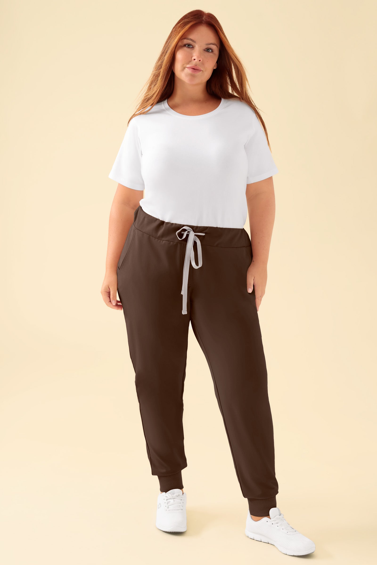 KAERE Hose Damen Normale Grösse - Saumabschluss mit Strickbund coffee, Vorderansicht Das Model ist 173 cm gross und trägt Grösse XL