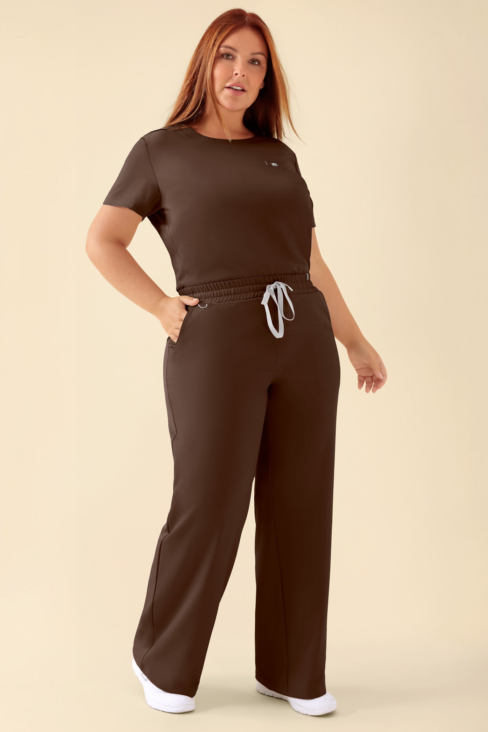 KAERE Hose Damen - weites Bein coffee, Vorderansicht Das Model ist 173 cm gross und trägt Grösse XL