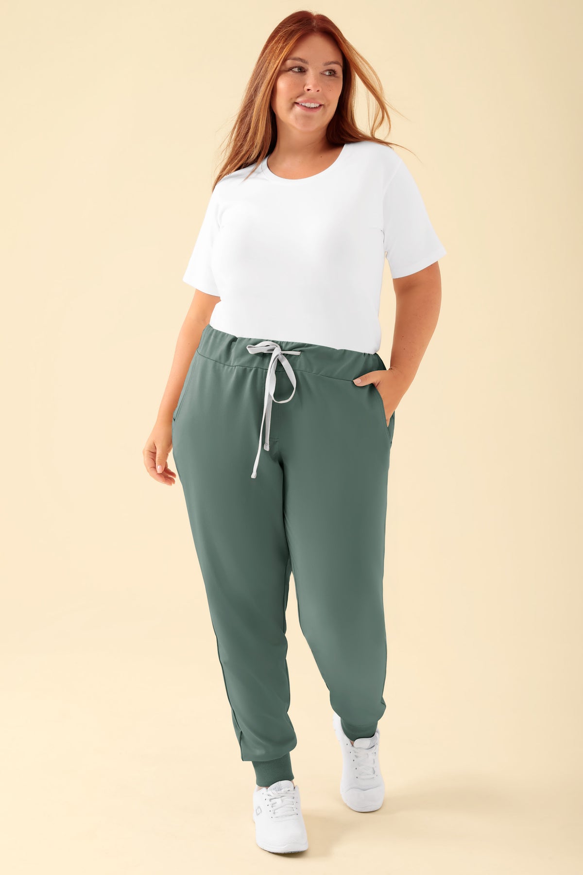 KAERE Hose Damen - Saumbündchen ohne Beintaschen dunkelgrün, Vorderansicht Das Model ist 173 cm gross und trägt Grösse XL
