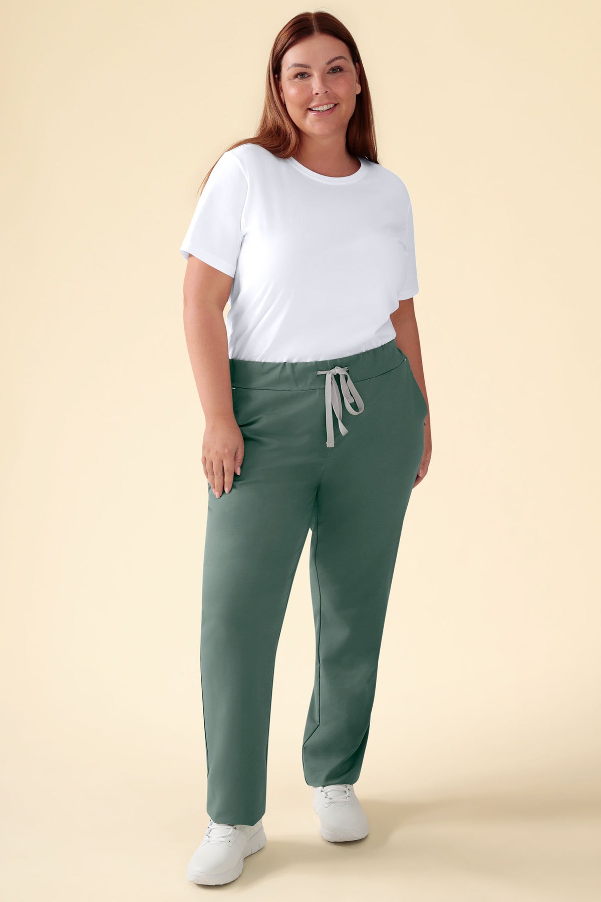 KAERE Hose Damen - gerader Saum ohne Beintaschen dunkelgrün, Vorderansicht Das Model ist 173 cm gross und trägt Grösse XL