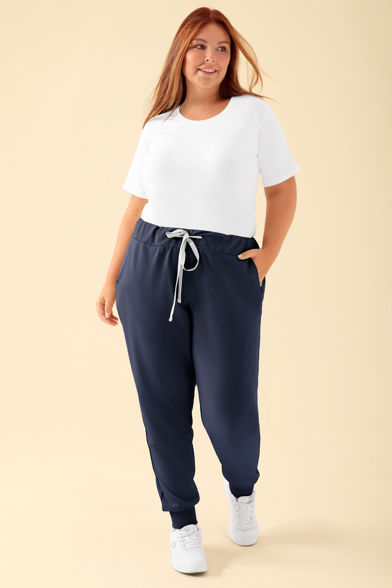 KAERE Hose Damen - Saumbündchen ohne Beintaschen navy, Vorderansicht Das Model ist 173 cm gross und trägt Grösse XL