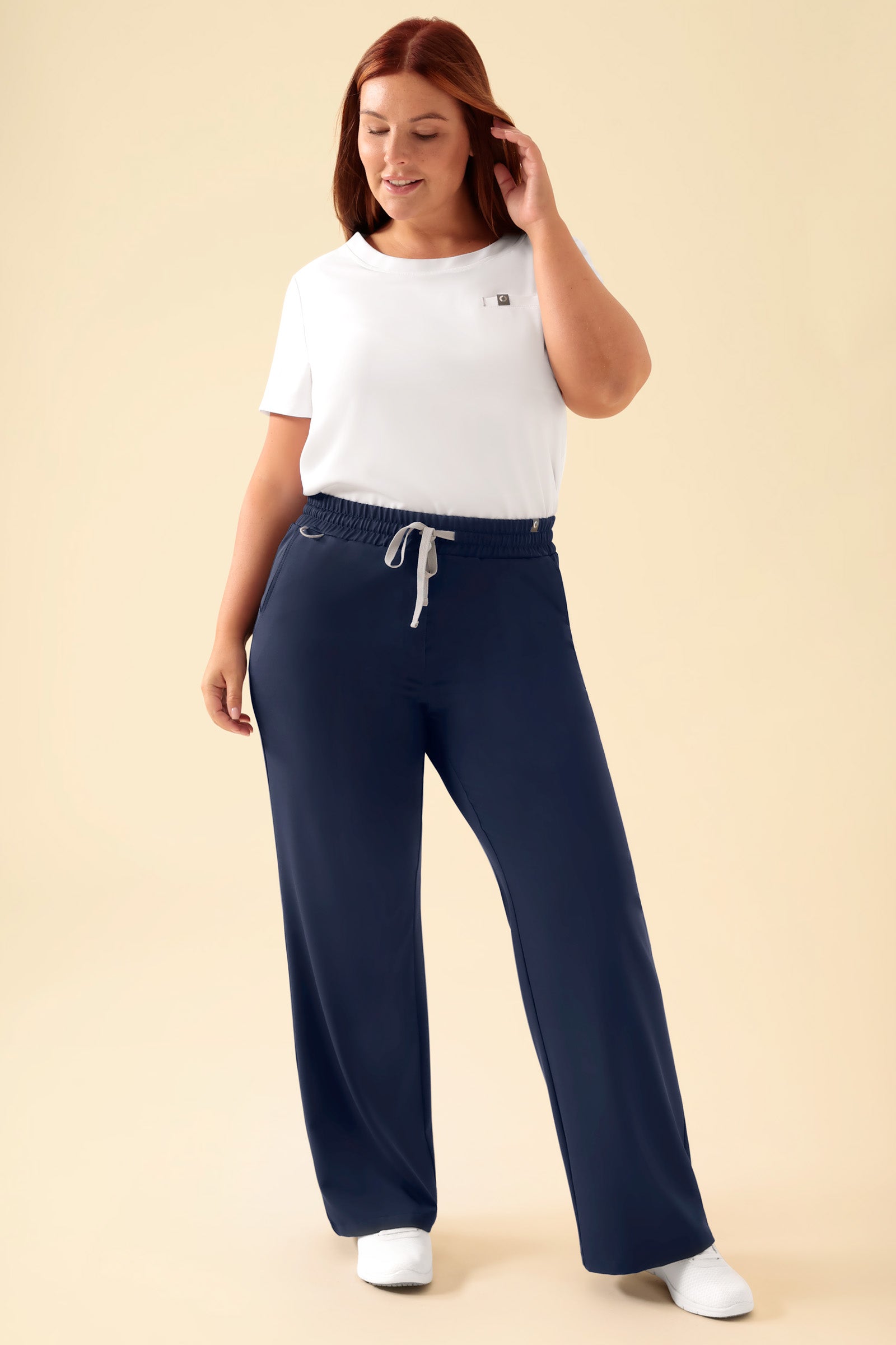 KAERE Hose Damen - weites Bein navy, Vorderansicht Das Model ist 173 cm gross und trägt Grösse XL