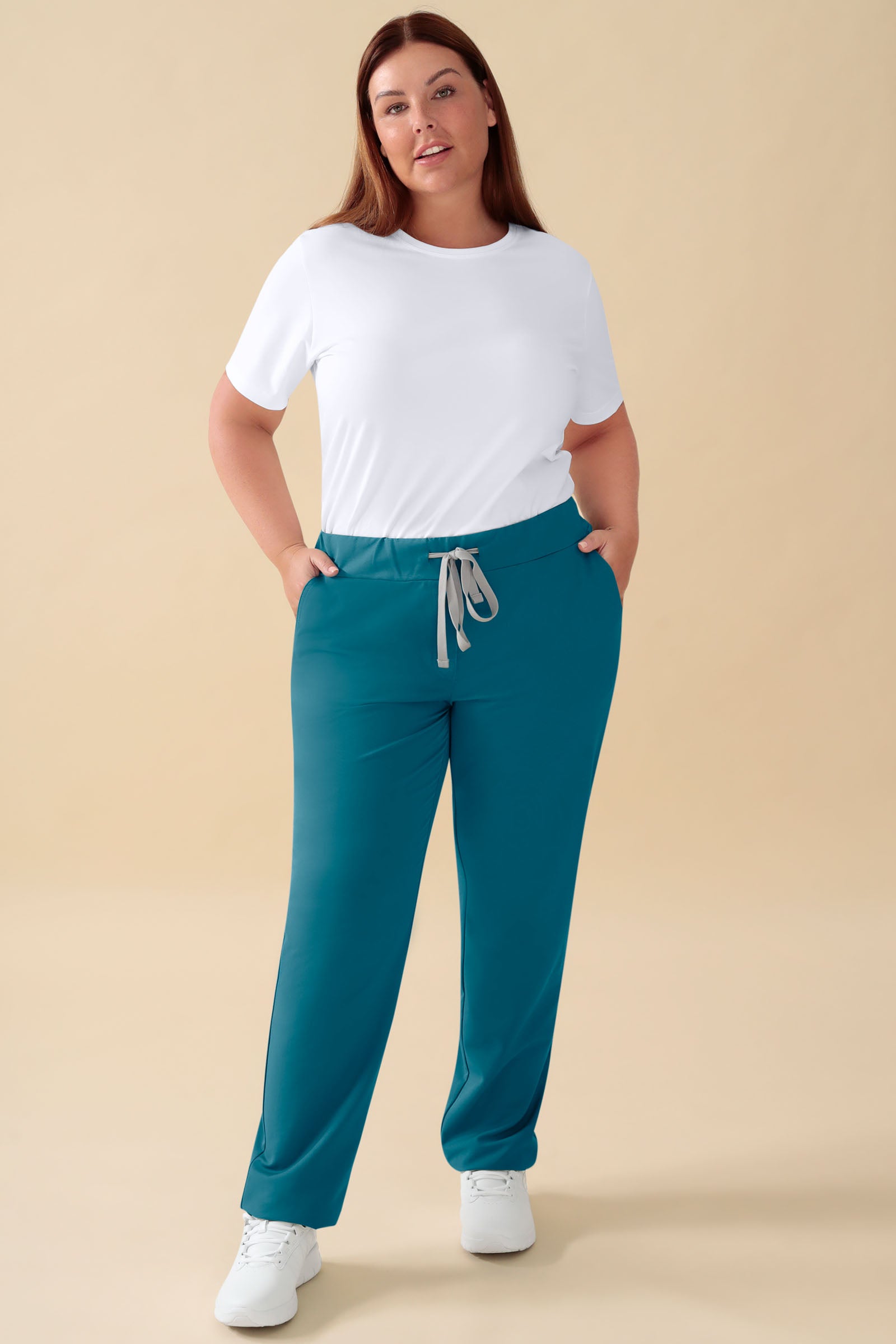 KAERE Hose Damen - gerader Saum ohne Beintaschen petrol, Vorderansicht Das Model ist 173 cm gross und trägt Grösse XL