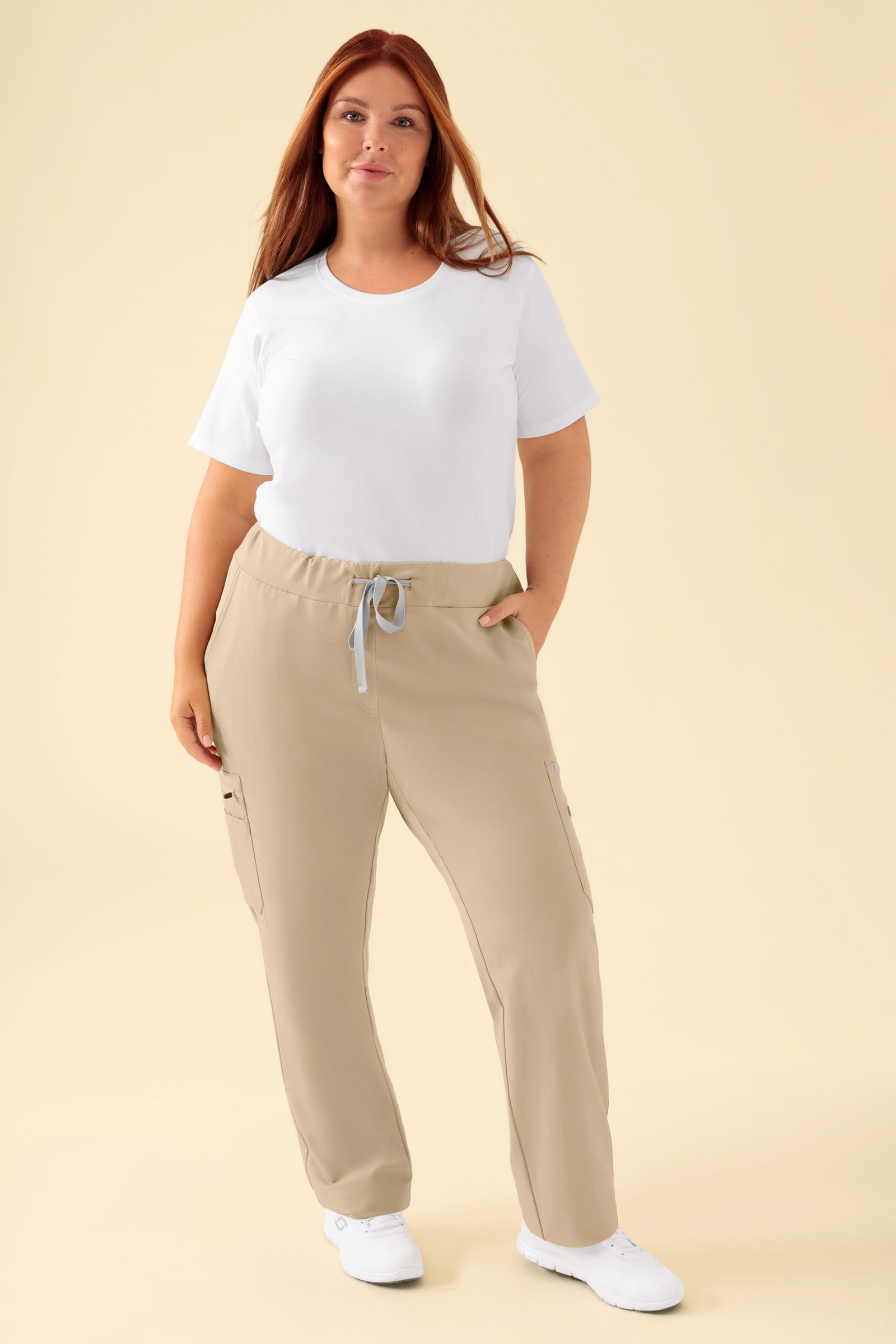 KAERE Hose Damen - gerader Saum mit Beintaschen sand, Vorderansicht Das Model ist 173 cm gross und trägt Grösse XL