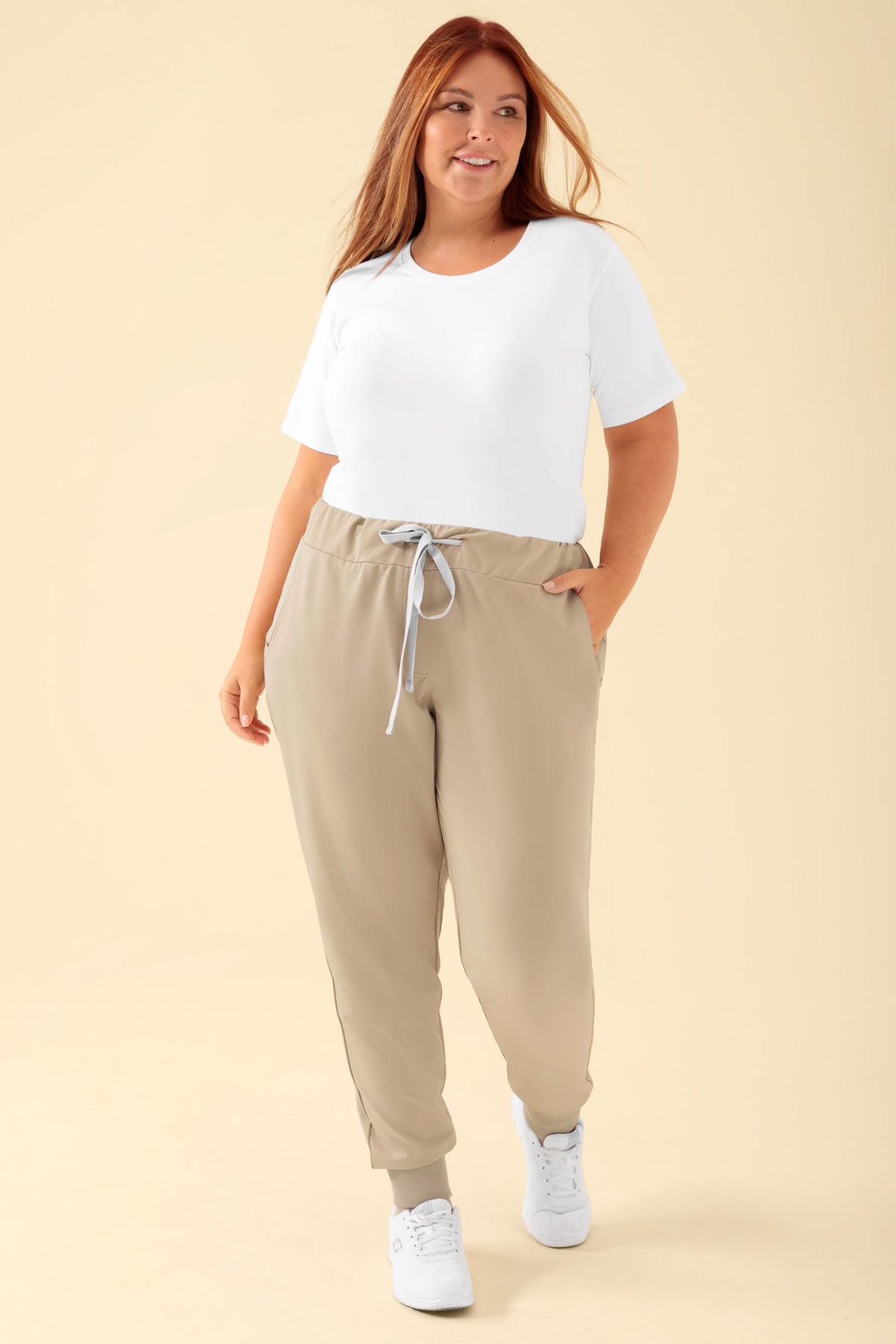 KAERE Hose Damen - Saumbündchen ohne Beintaschen sand, Vorderansicht Das Model ist 173 cm gross und trägt Grösse XL