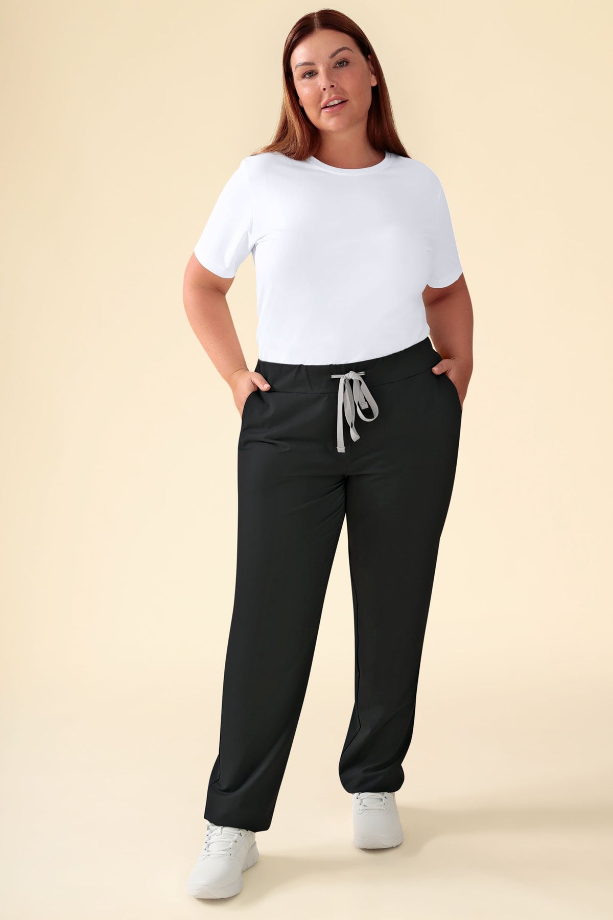 KAERE Hose Damen - gerader Saum ohne Beintaschen schwarz, Vorderansicht Das Model ist 173 cm gross und trägt Grösse XL