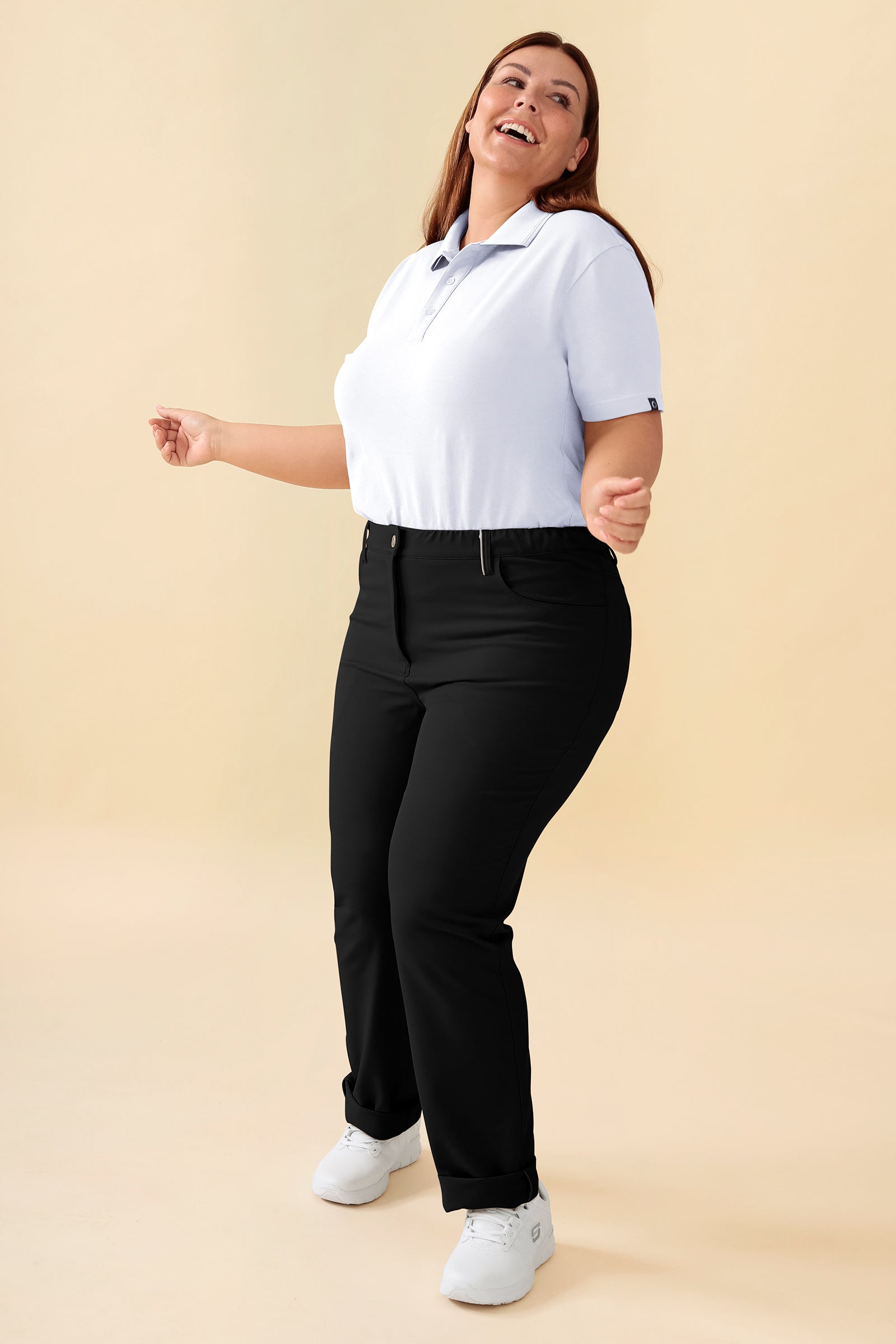 KAERE Hose Damen - 5-Pocket schwarz, Vorderansicht Das Model ist 173 cm gross und trägt Grösse XL