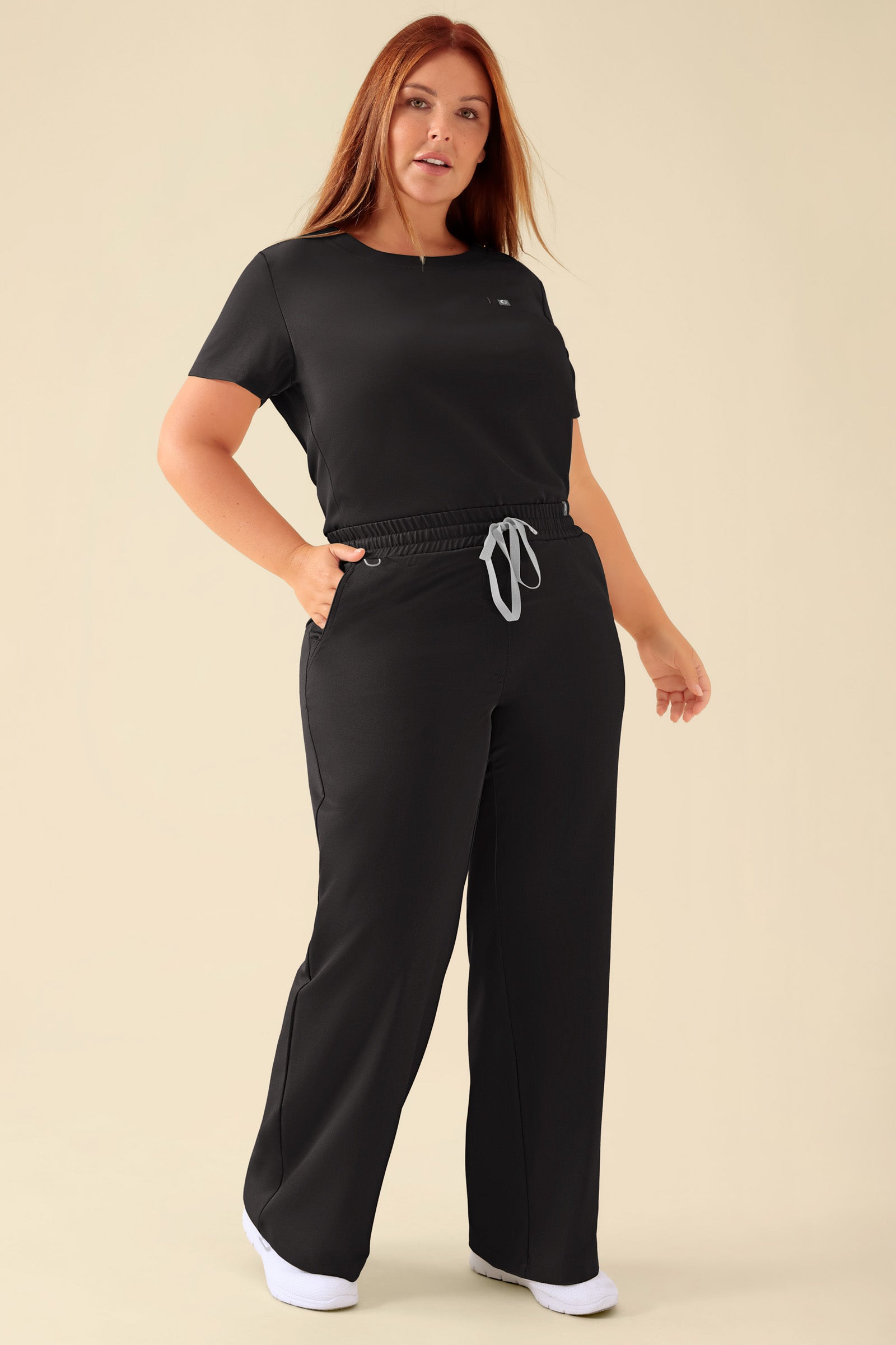 KAERE Hose Damen - weites Bein schwarz, Vorderansicht Das Model ist 173 cm gross und trägt Grösse XL