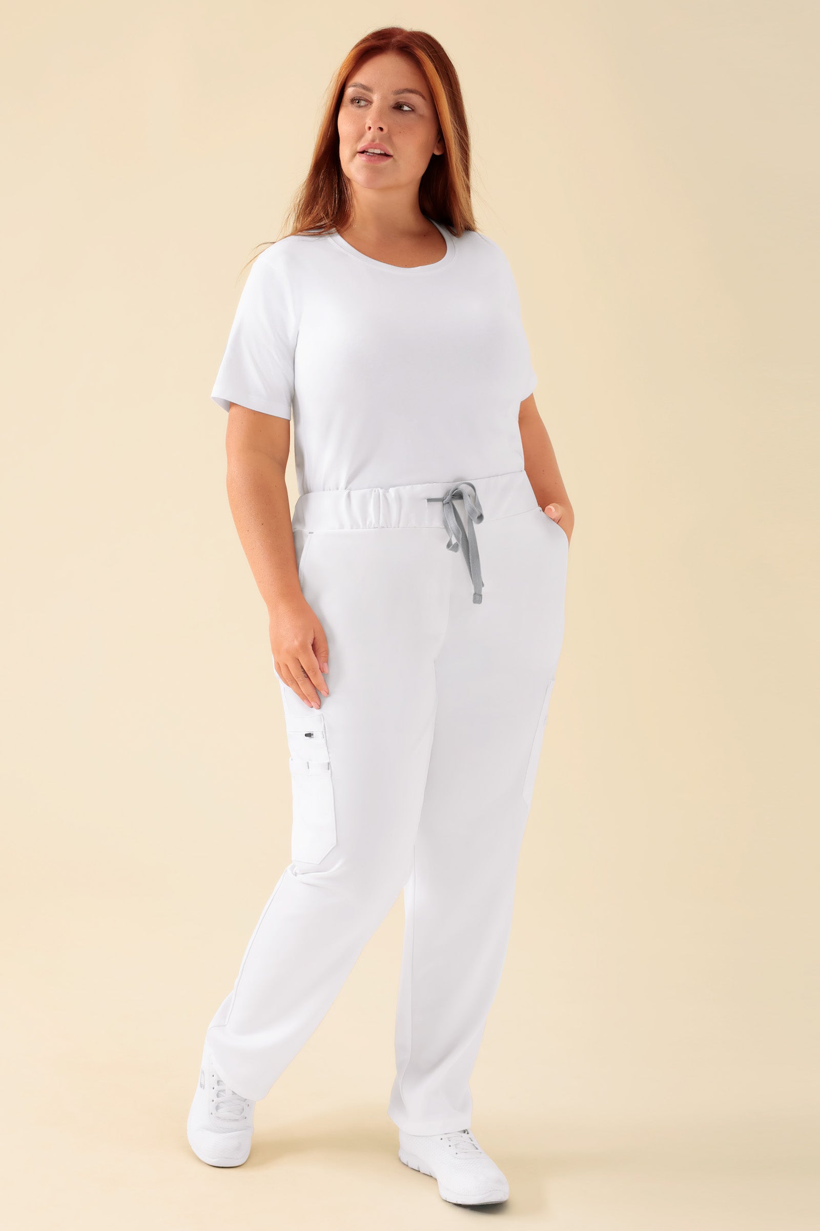 KAERE Hose Damen - gerader Saum mit Beintaschen weiss, Vorderansicht Das Model ist 173 cm gross und trägt Grösse XL