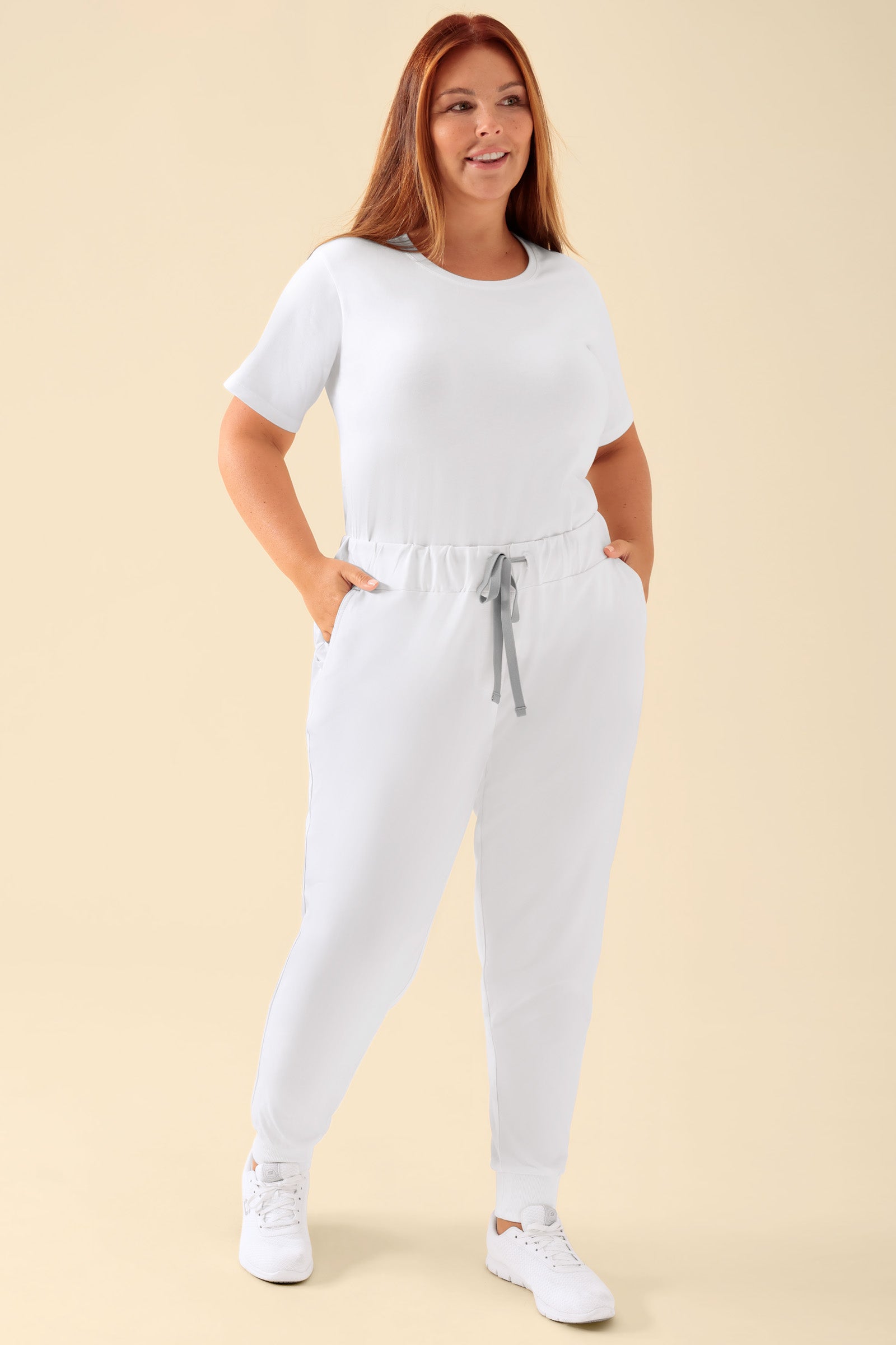 KAERE Hose Damen - Saumbündchen ohne Beintaschen weiss, Vorderansicht Das Model ist 173 cm gross und trägt Grösse XL