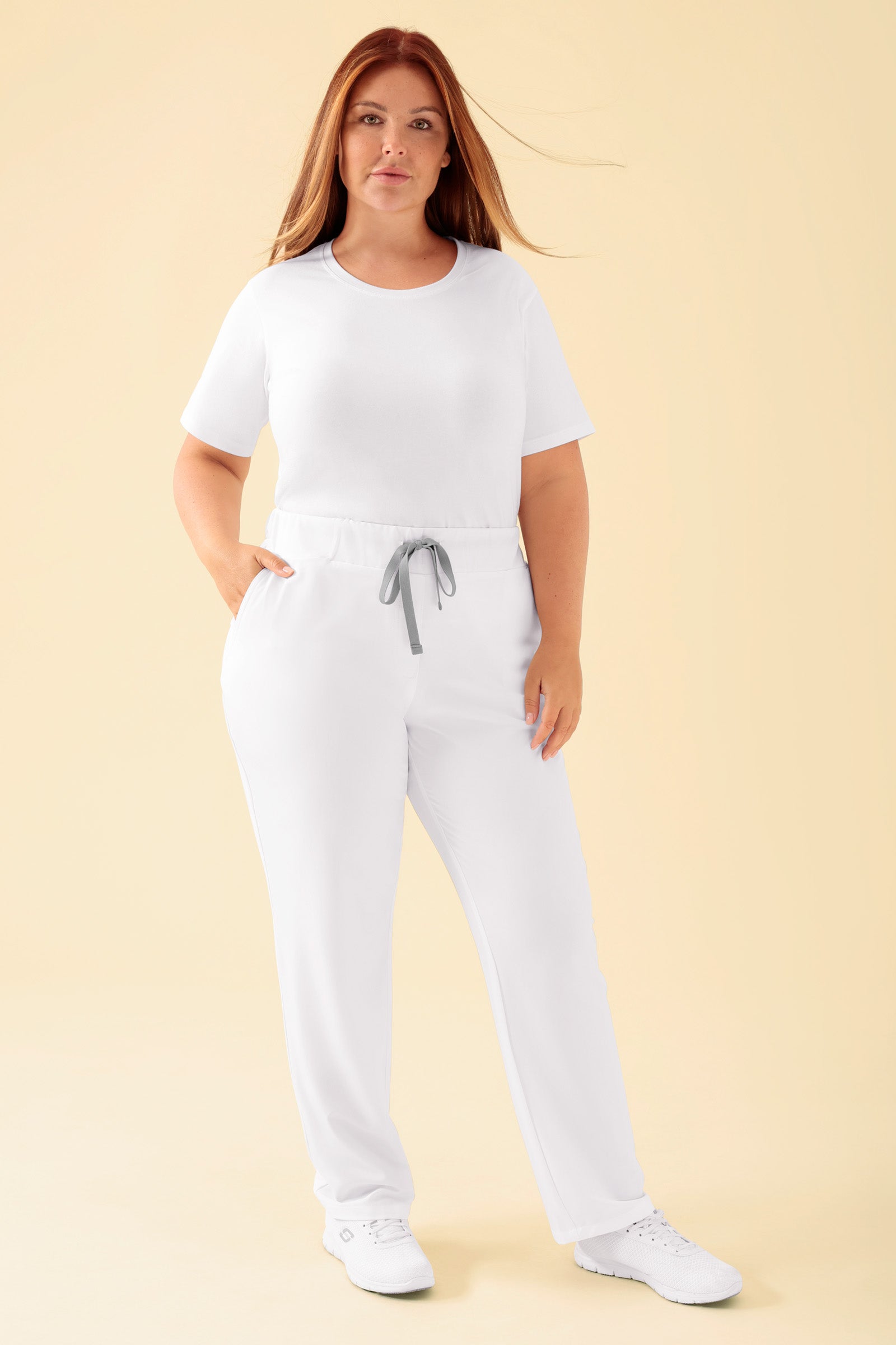 KAERE Hose Damen - gerader Saum ohne Beintaschen weiß, Vorderansicht Das Model ist 173 cm gross und trägt Grösse XL