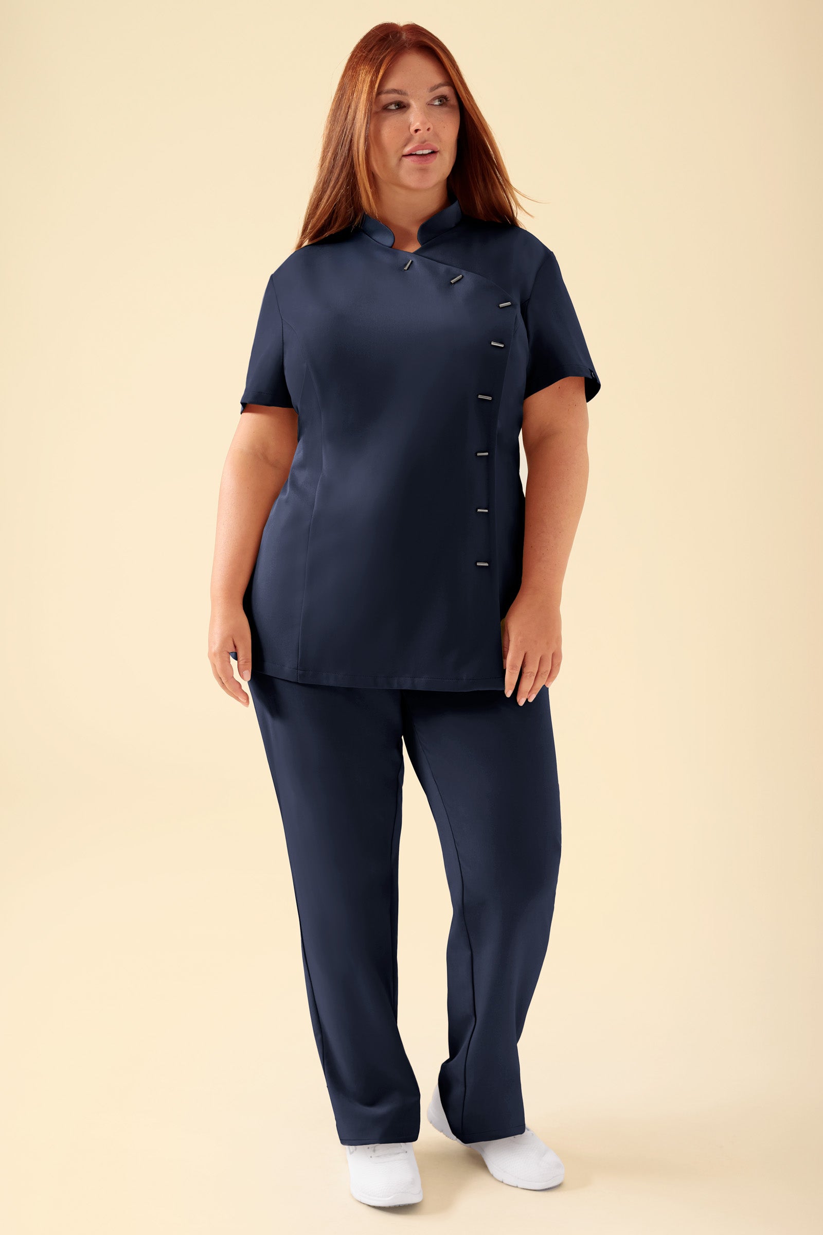 KAERE Kasack Damen - asymmetrische Knopfleiste navy, Vorderansicht Das Model ist 173 cm gross und trägt Grösse XL