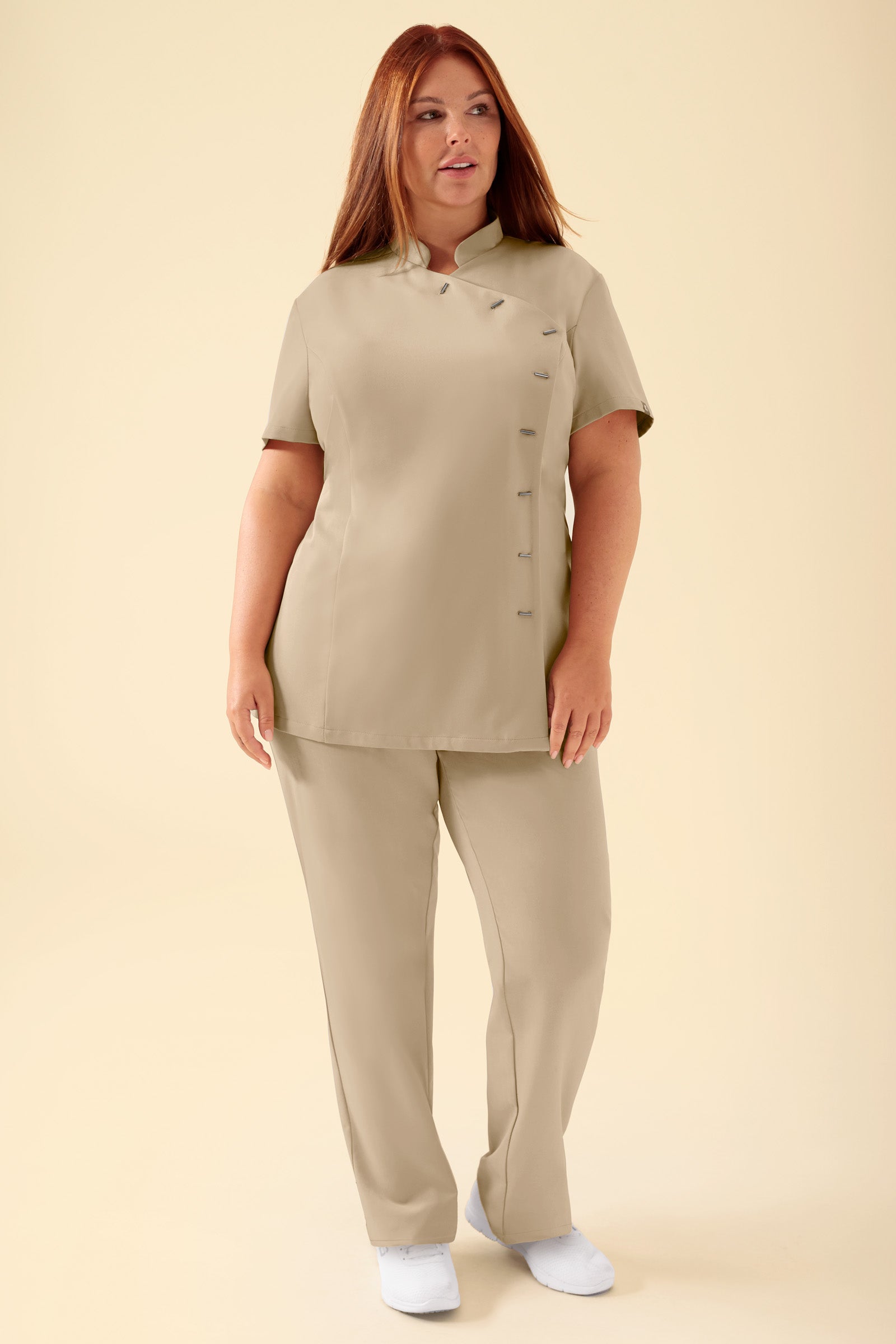 KAERE Kasack Damen - asymmetrische Knopfleiste sand, Vorderansicht Das Model ist 173 cm gross und trägt Grösse XL