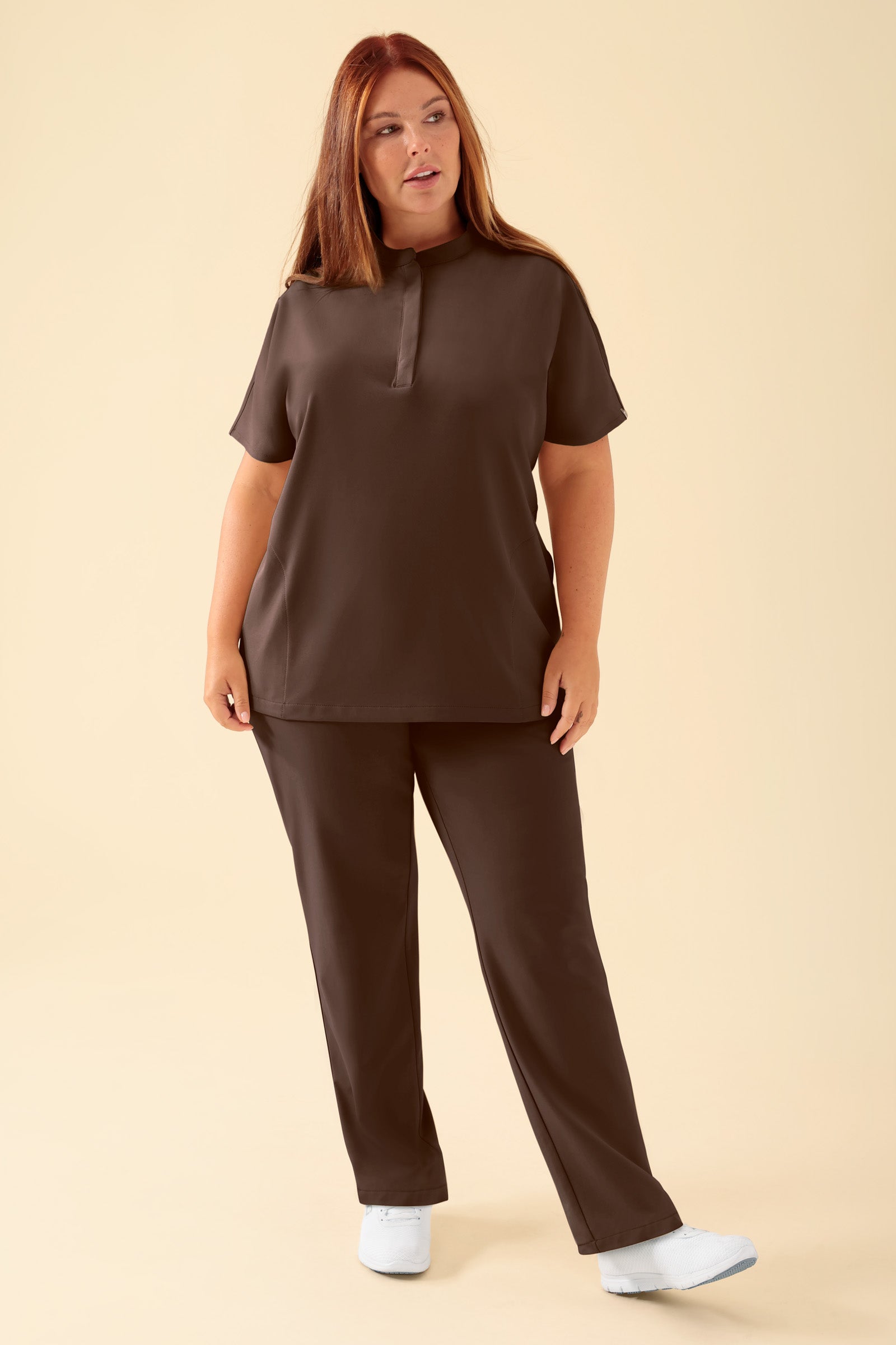 KAERE Schlupfkasack Damen - Stehkragen coffee, Vorderansicht Das Model ist 173 cm gross und trägt Grösse XL