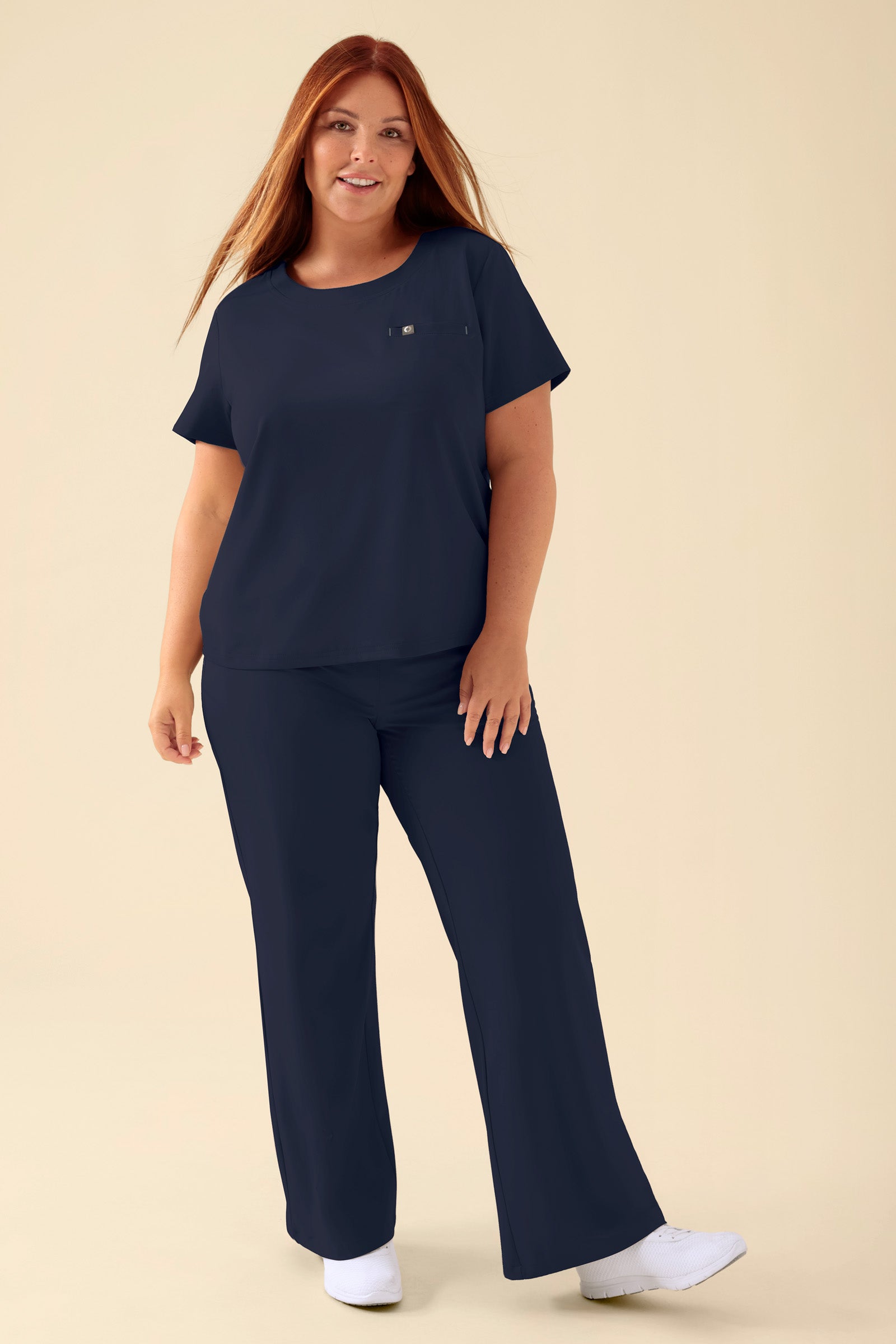 KAERE Shirt Damen - Rundhalsausschnitt navy, Vorderansicht Das Model ist 173 cm gross und trägt Grösse XL