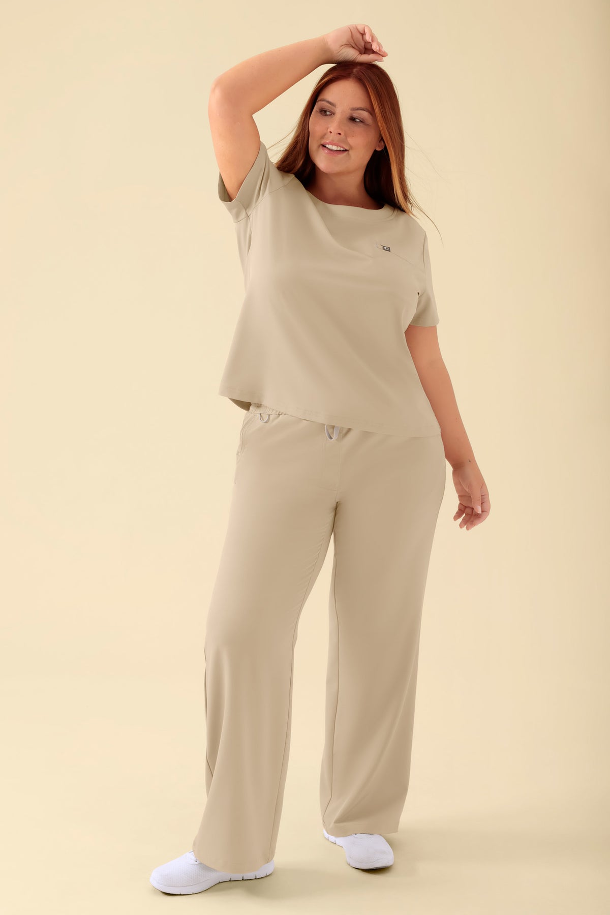KAERE Shirt Damen - Rundhalsausschnitt sand, Vue de face Le mannequin mesure 173 cm et porte la taille XL