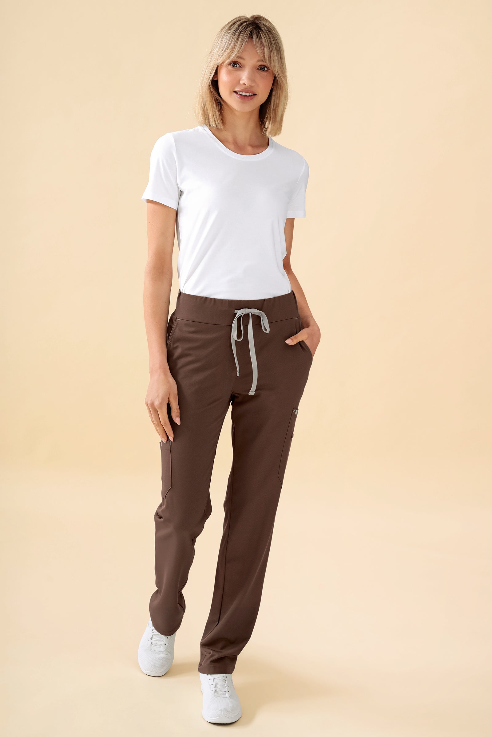 KAERE Hose Damen - gerader Saum mit Beintaschen coffee, Vorderansicht Das Model ist 176 cm gross und trägt Grösse S