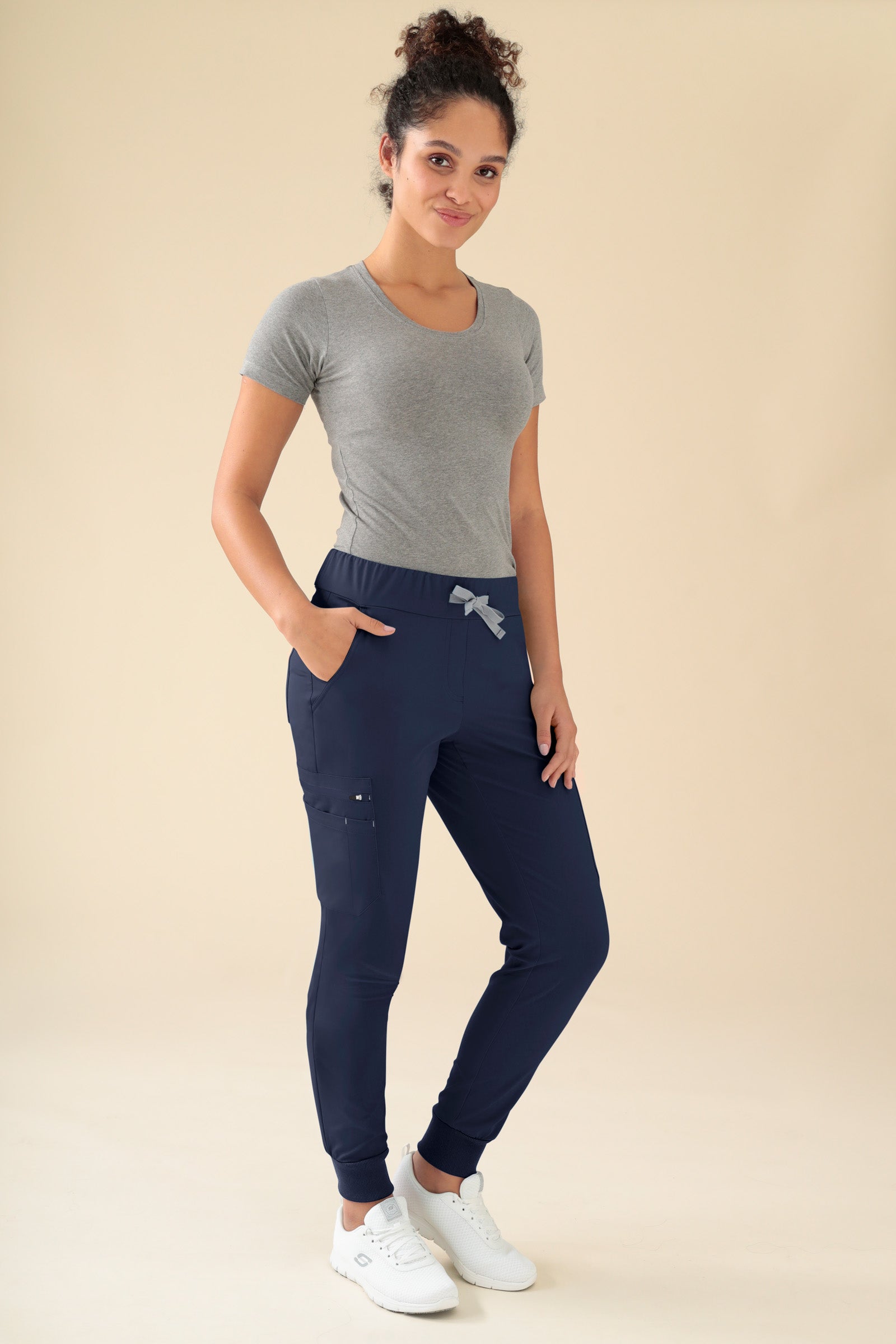 KAERE Hose Damen - Saumbündchen mit Beintaschen navy, Vorderansicht Das Model ist 176 cm gross und trägt Grösse S