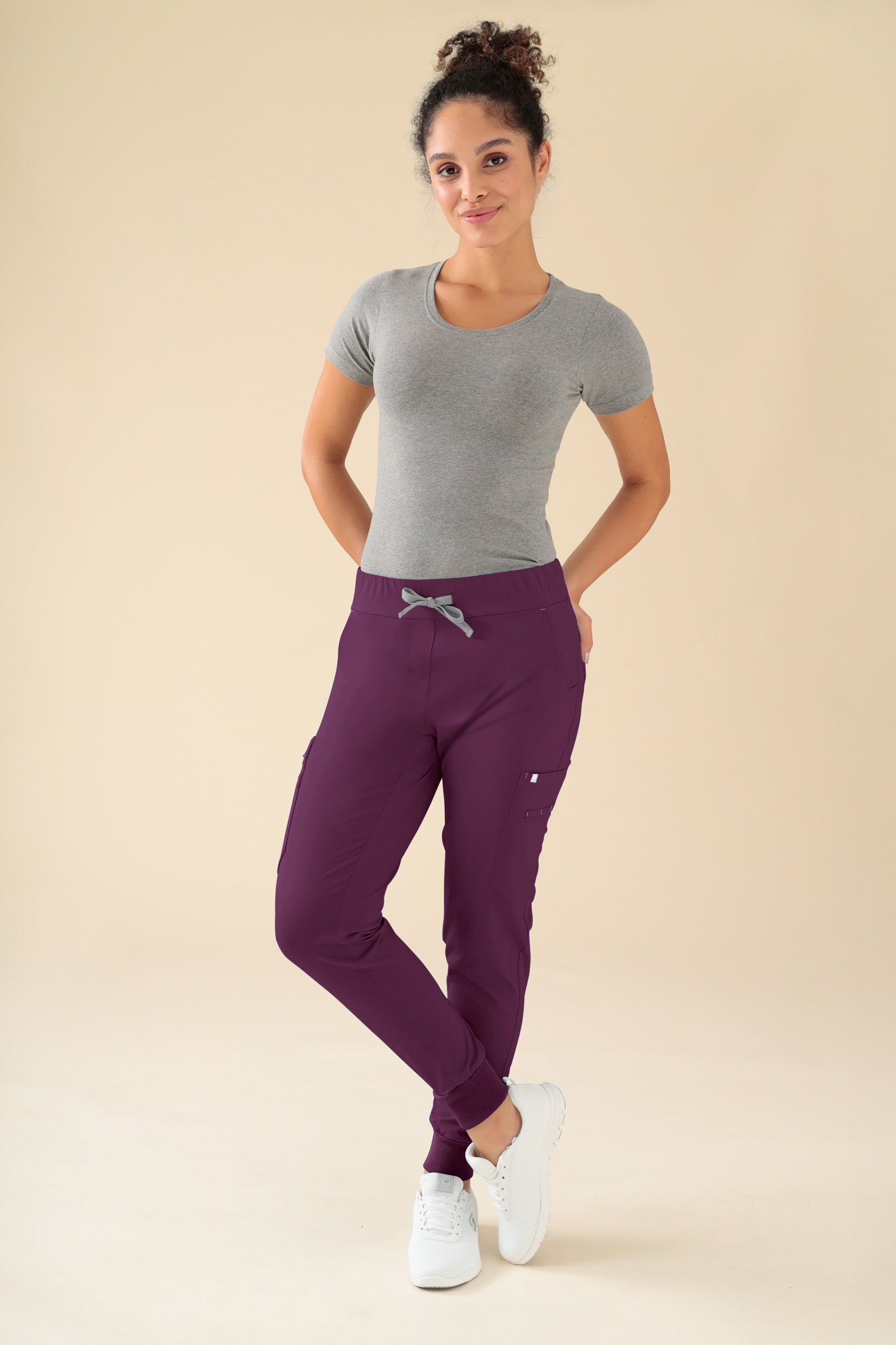 KAERE Hose Damen - Saumbündchen mit Beintaschen pflaume, Vue de face Le mannequin mesure 176 cm et porte la taille S