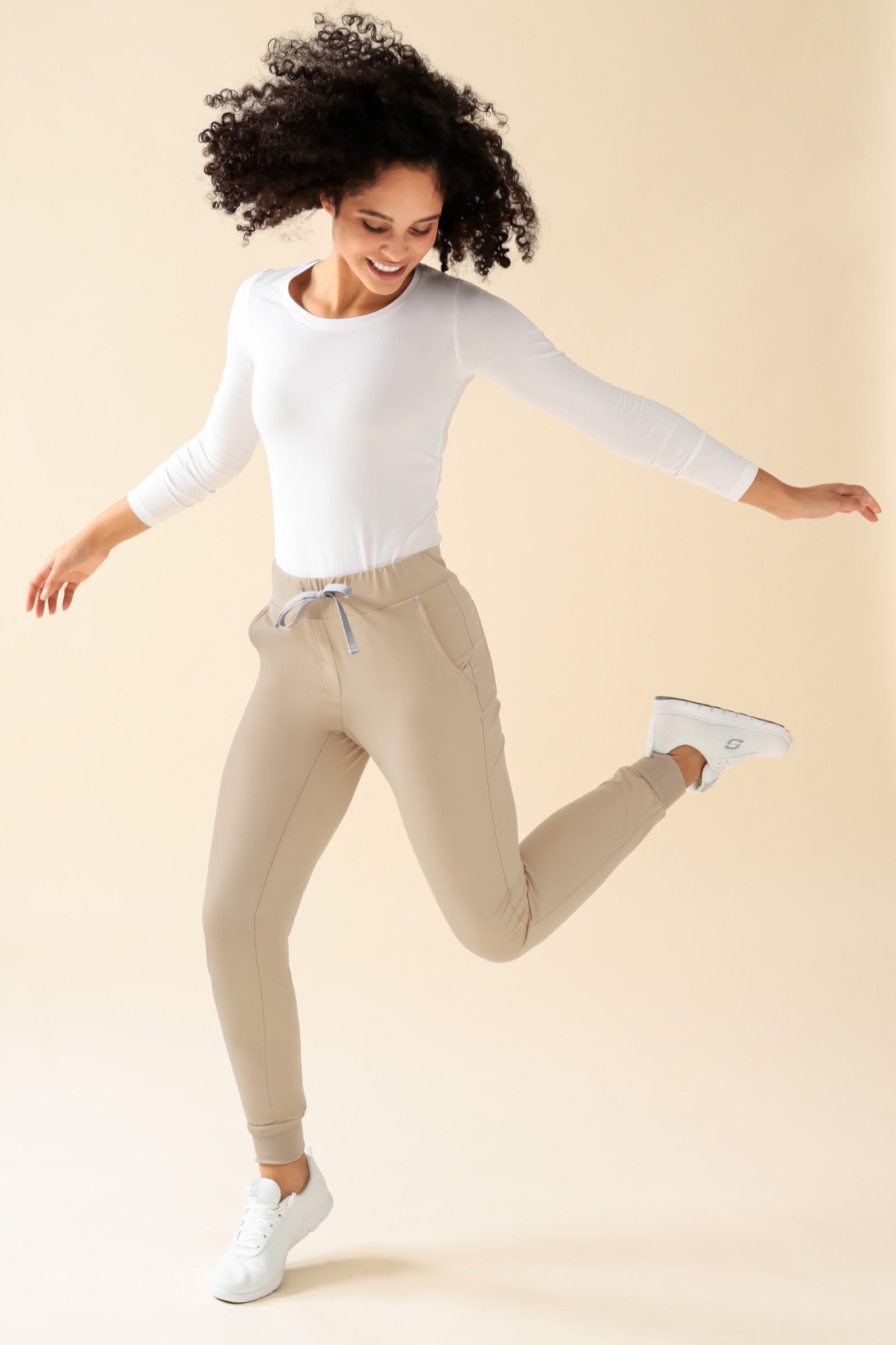 KAERE Hose Damen - Saumbündchen ohne Beintaschen sand, Vorderansicht Das Model ist 176 cm gross und trägt Grösse S