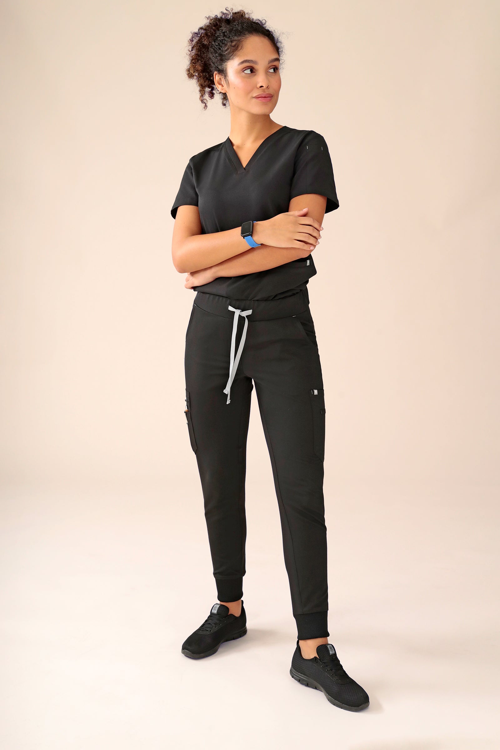 KAERE Hose Damen - Saumbündchen mit Beintaschen schwarz, Vorderansicht Das Model ist 176 cm gross und trägt Grösse S